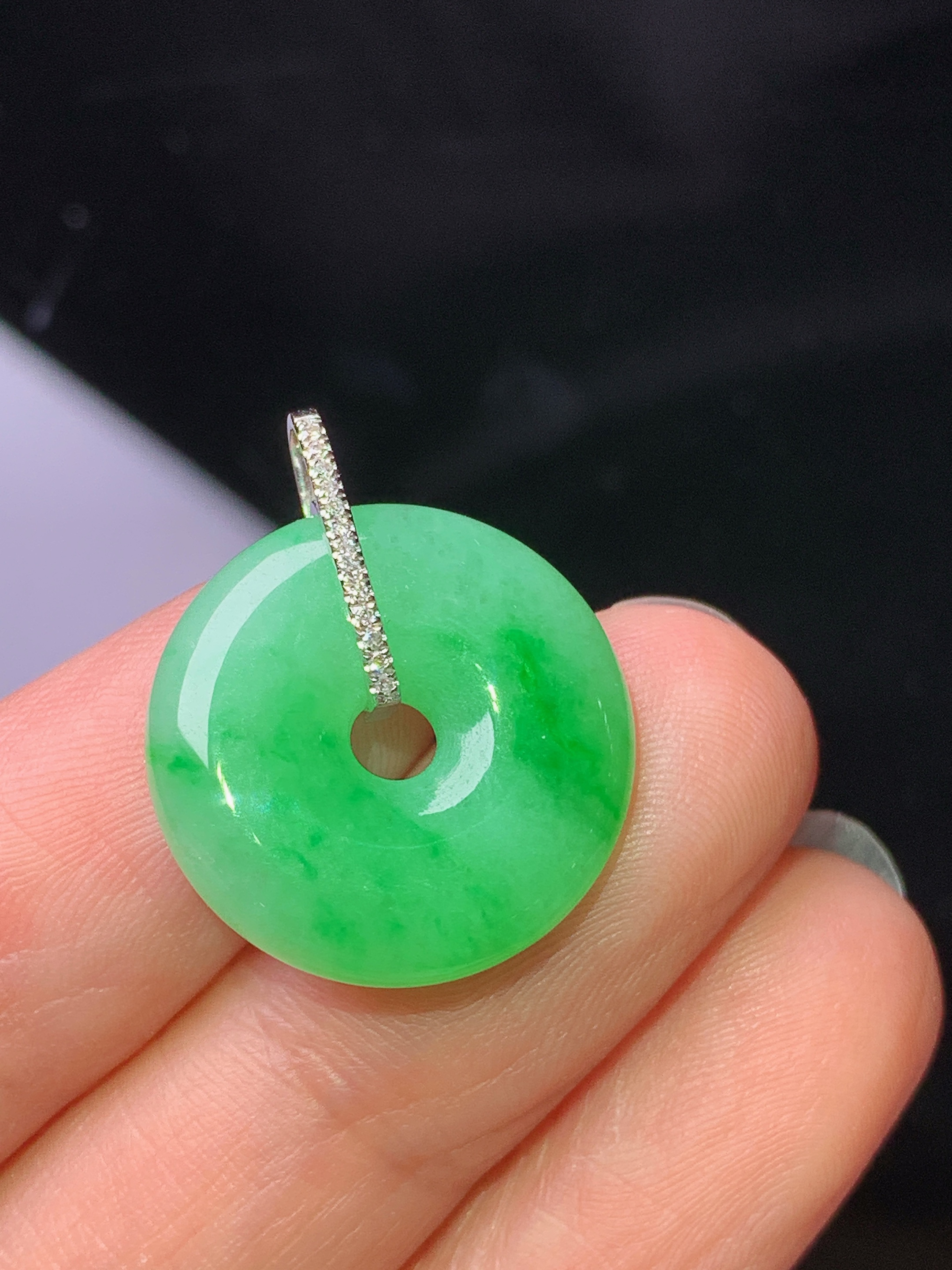 18k金钻镶嵌阳绿平安扣吊坠 玉质细腻 色泽艳丽清新 水润亮眼 整体尺寸22.5*18.5*4.6z