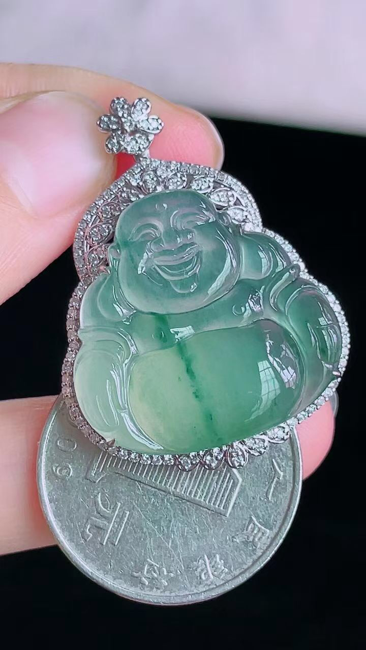【翡翠名称】18K金豪华镶钻冰飘花佛公吊坠
【翡翠尺寸】含金36.2/26.7/8mm
【翡翠描述】宝贝种老水足，玉质细腻，色泽靓丽，性价比高，佩戴效果好！
【其它赠送】权威证书/精美挂绳盒子/支持全国复检