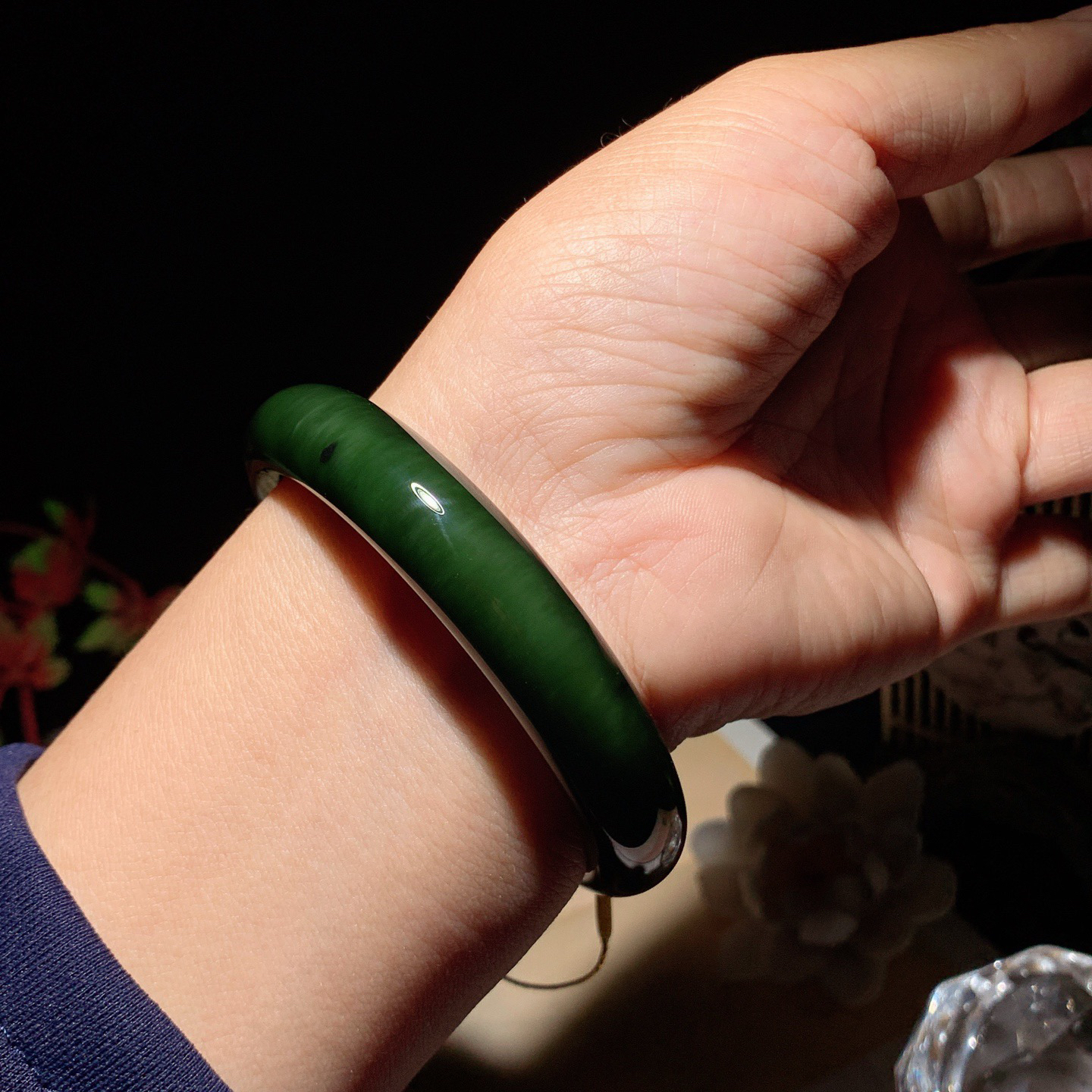 58圈口和田玉菠菜绿俄罗斯碧玉猫眼手镯 58圈口条宽12厚9重56克。玉质细腻油润。手推出油。佩戴高端典雅。lt260418