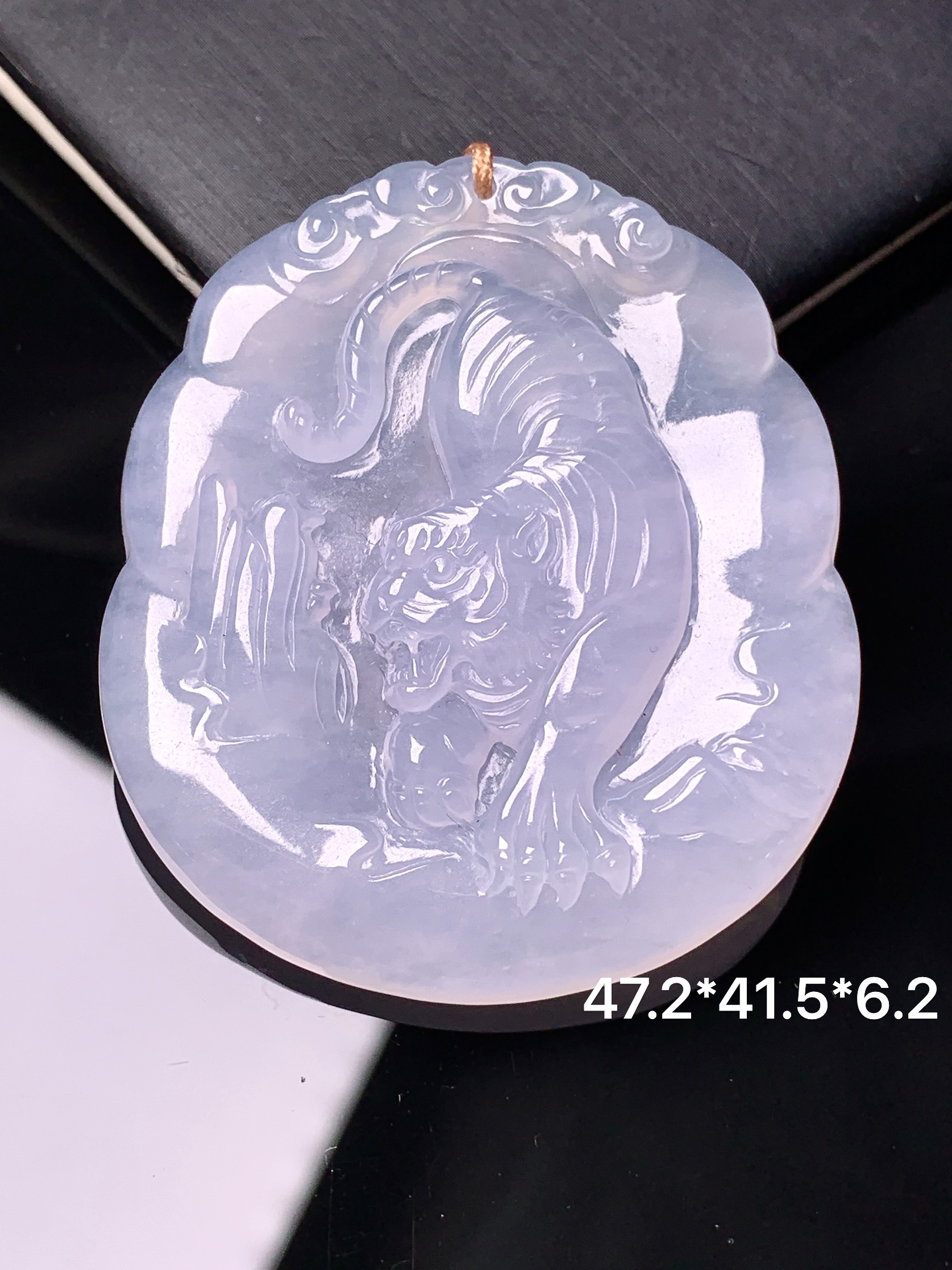 冰种生肖老虎牌吊坠 玉质细腻 色泽艳丽清新 水润亮眼 整体尺寸47.2*41.5*6.2b2