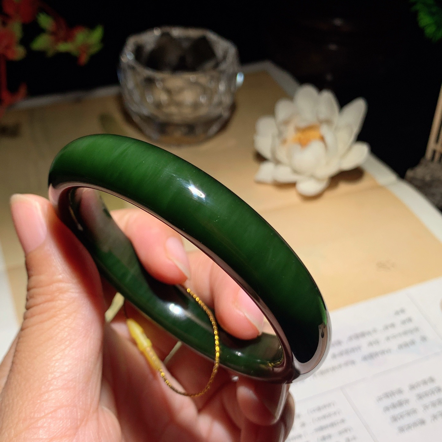 58圈口和田玉菠菜绿俄罗斯碧玉猫眼手镯 58圈口条宽12厚9重56克。玉质细腻油润。手推出油。佩戴高端典雅。lt260418