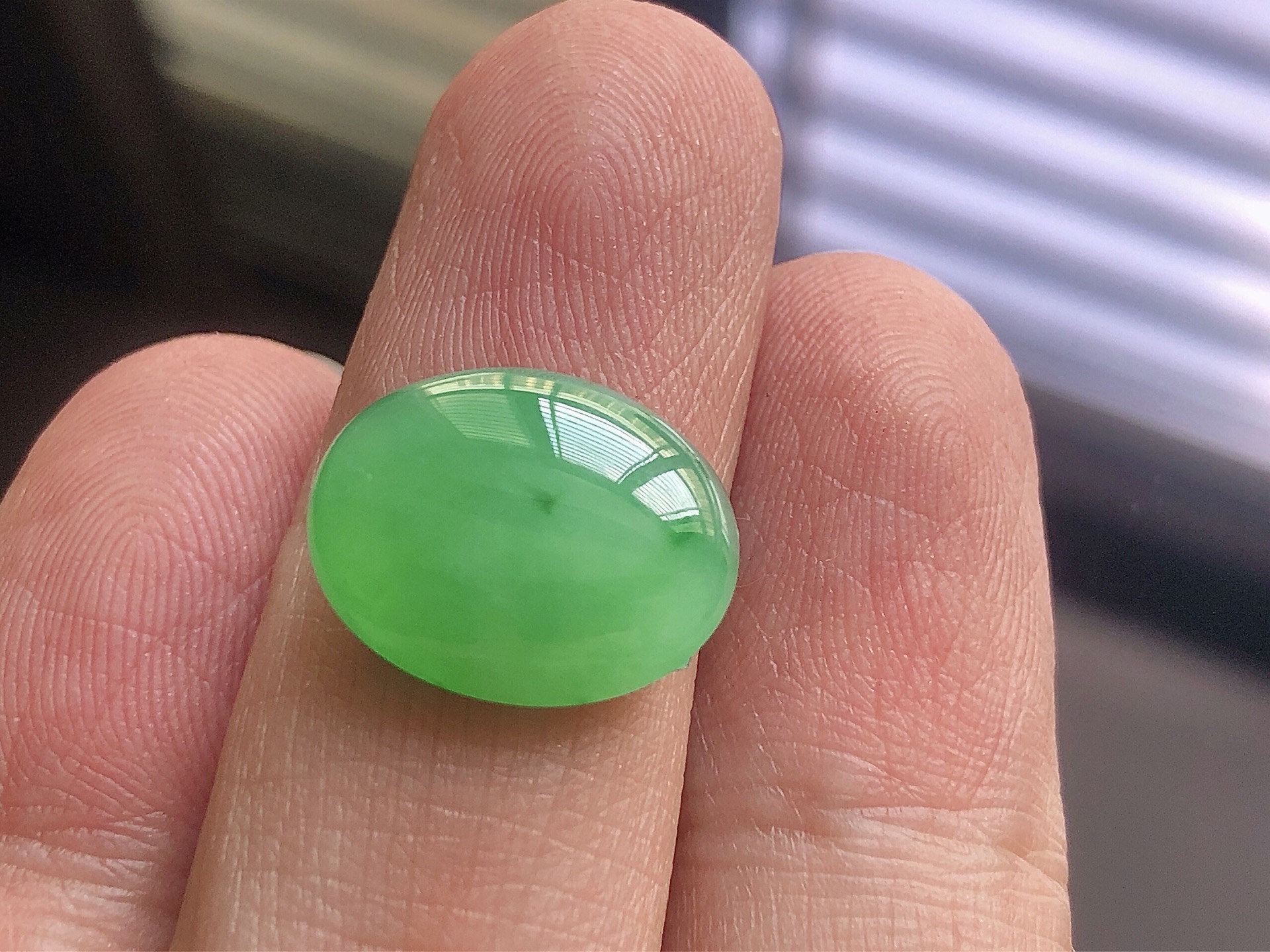 ️ 冰种阳绿蛋面， 色泽艳阳，通透水润，玉质细腻，夺目迷人，镶嵌效果，品相，无裂，尺寸15.5*1