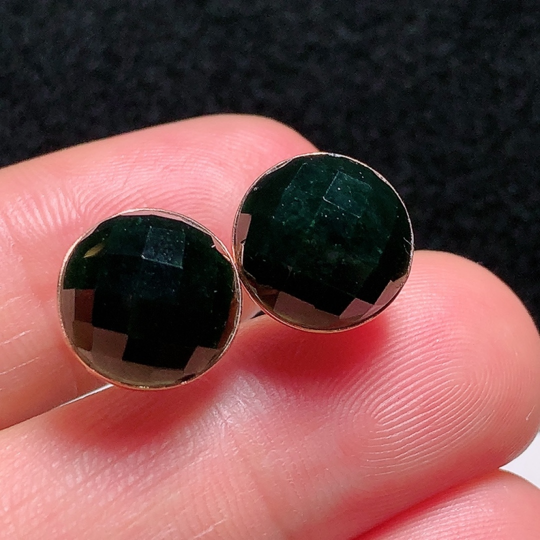 ️18k金镶嵌冰种墨翠无事牌耳钉，黑，打灯通透，种老水头好，饱满无裂：11/4.8mm裸石：10.