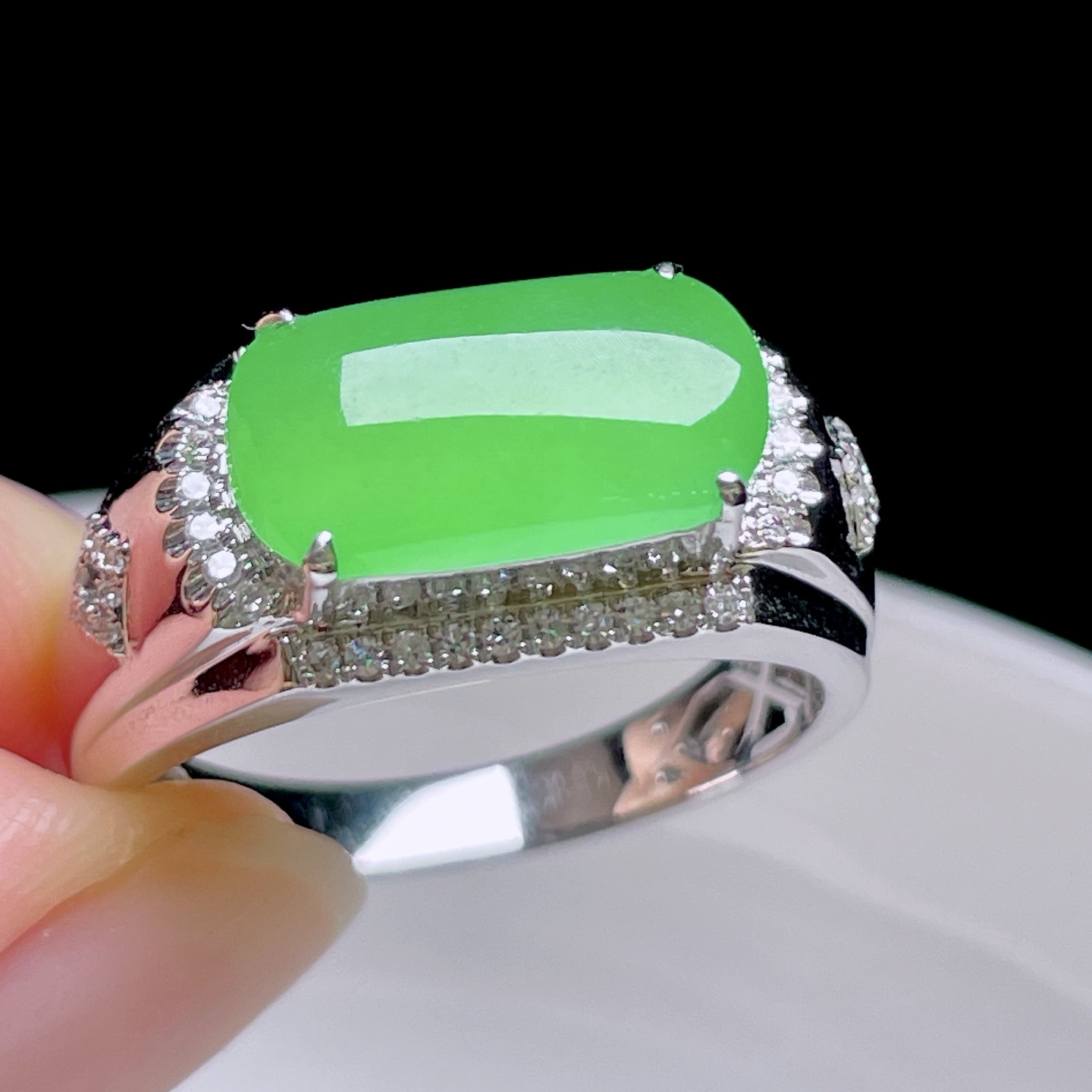 ️ 阳绿马鞍戒指 色泽鲜艳，油润起胶 裸石：13.4/7.3/2.8 圈口：20.5#，超值