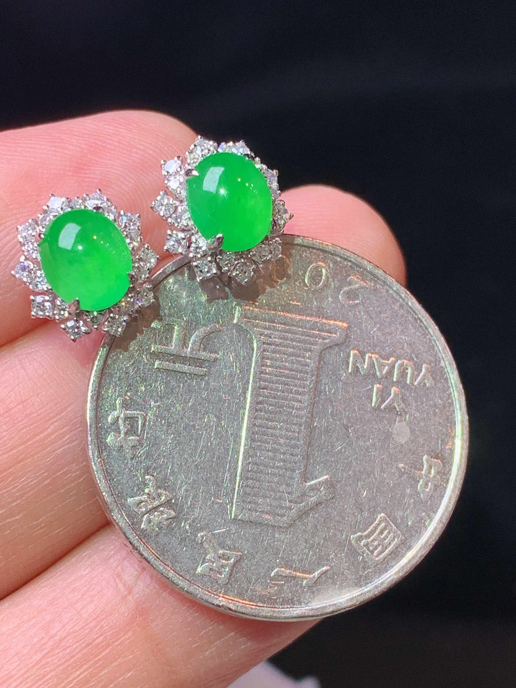 18k金钻镶嵌冰阳绿蛋面耳钉 玉质细腻 色泽艳丽清新 水润亮眼 整体尺寸10*9.3*6.3h1