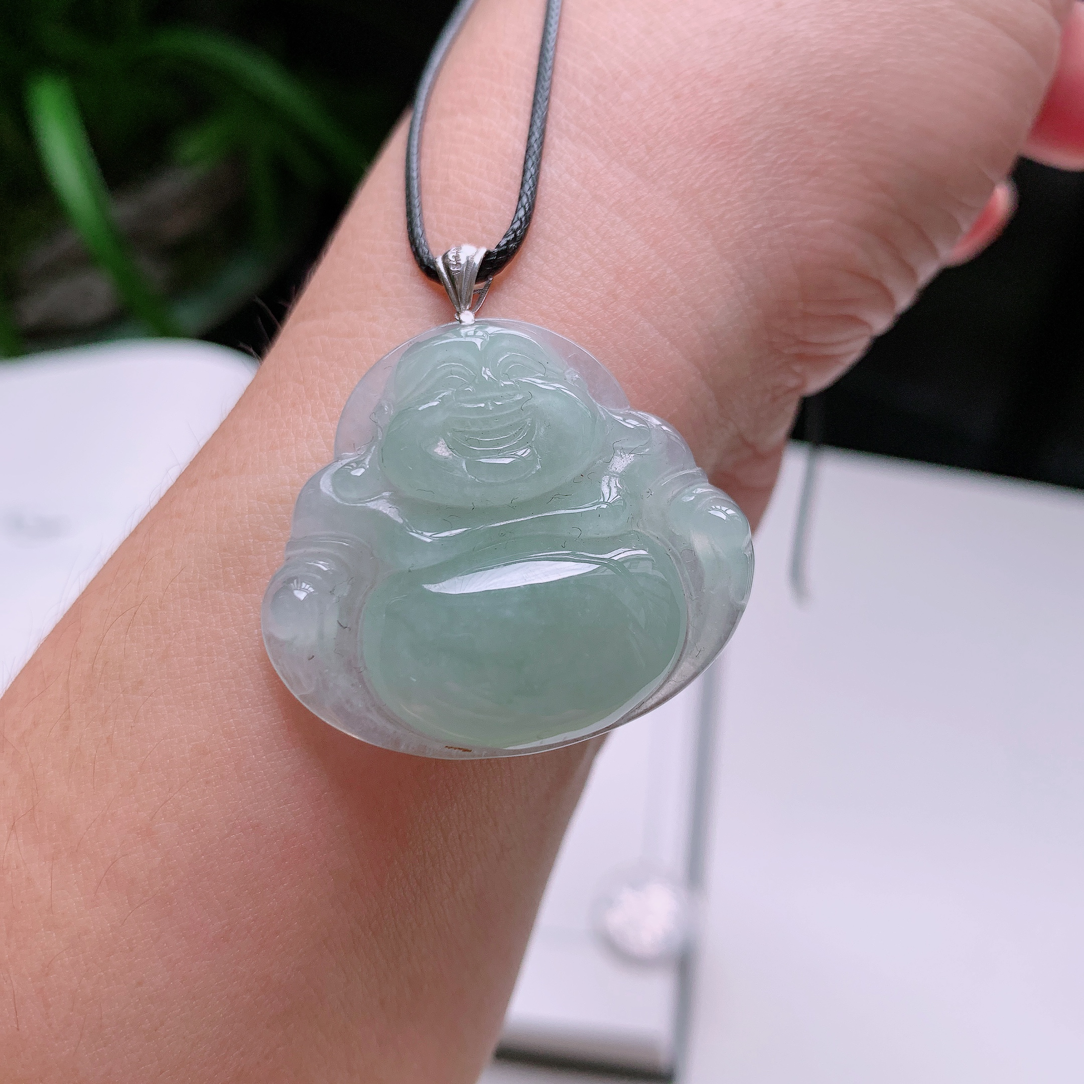 天然A货翡翠18K金镶嵌浅绿大肚佛公吊坠 
尺寸35-32-6mm 重量9.35克