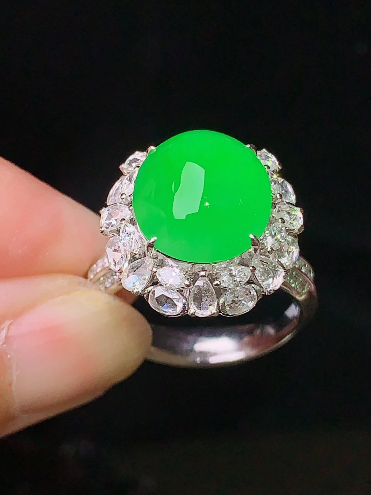 18k金钻镶嵌满绿蛋面戒指 玉质细腻 色泽清新艳丽 圈口14 整体尺寸17*16*13