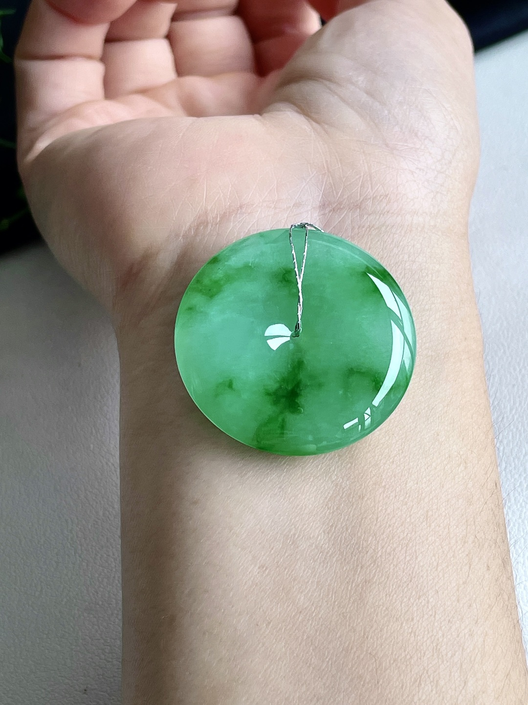 【裸石】平安扣飘绿花平安扣吊坠【说明】缅甸 性比高 飘花【尺寸】34.7-6【重量】15.3克