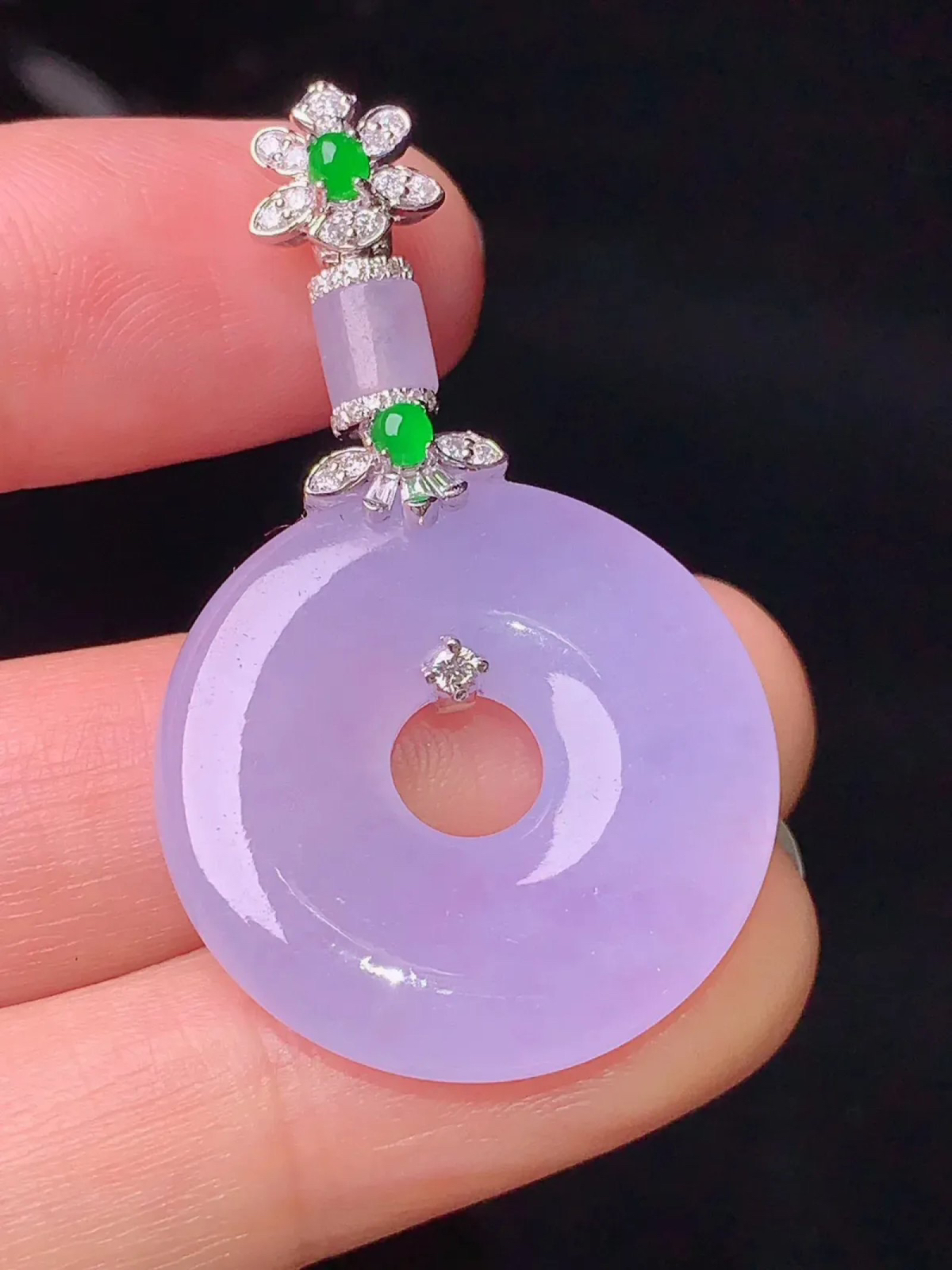 18k金钻镶嵌紫罗兰平安环吊坠 玉质细腻 色泽艳丽 整体尺寸41.3*24.7*4.3