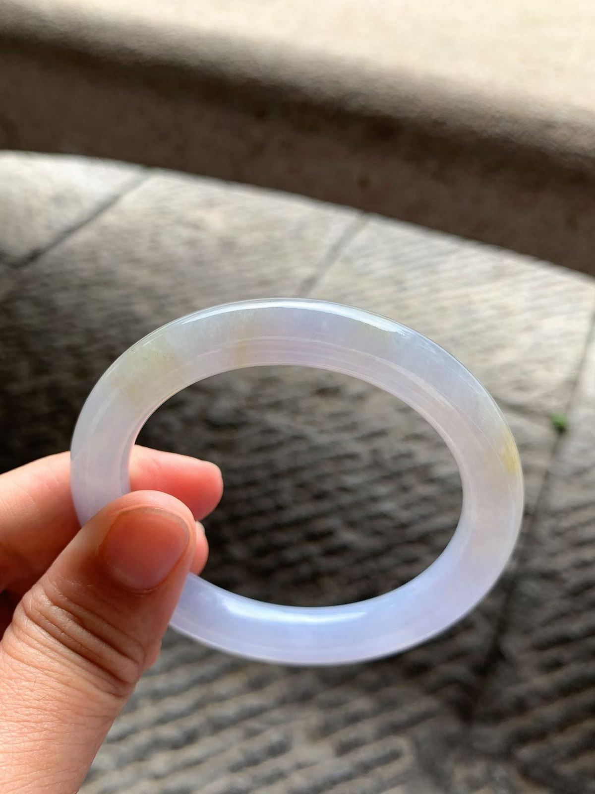 紫罗兰黄翡圆条手镯尺寸54.5*10*9.5 玉质细腻均匀，紫色淡雅清新，镯身一侧带有天然形成的暖黄色俏色，色泽柔和自然，韵味十足！