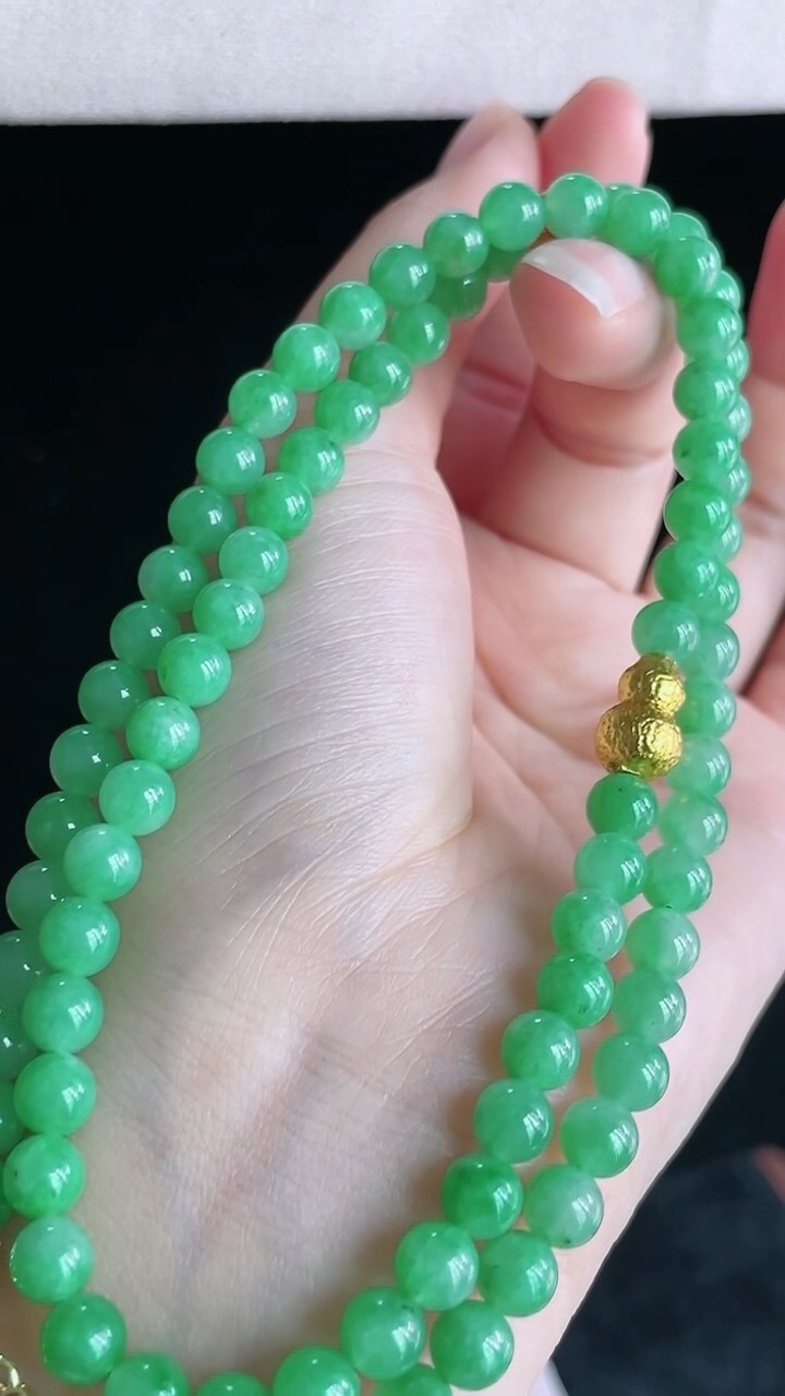 【翡翠名称】老坑种冰满绿圆珠项链
【翡翠尺寸】珠子平均6mm/颗
【翡翠描述】宝贝种老水足，玉质细腻，色泽靓丽，性价比高，佩戴效果好！
【其它赠送】权威证书/精美挂绳盒子/支持全国复检