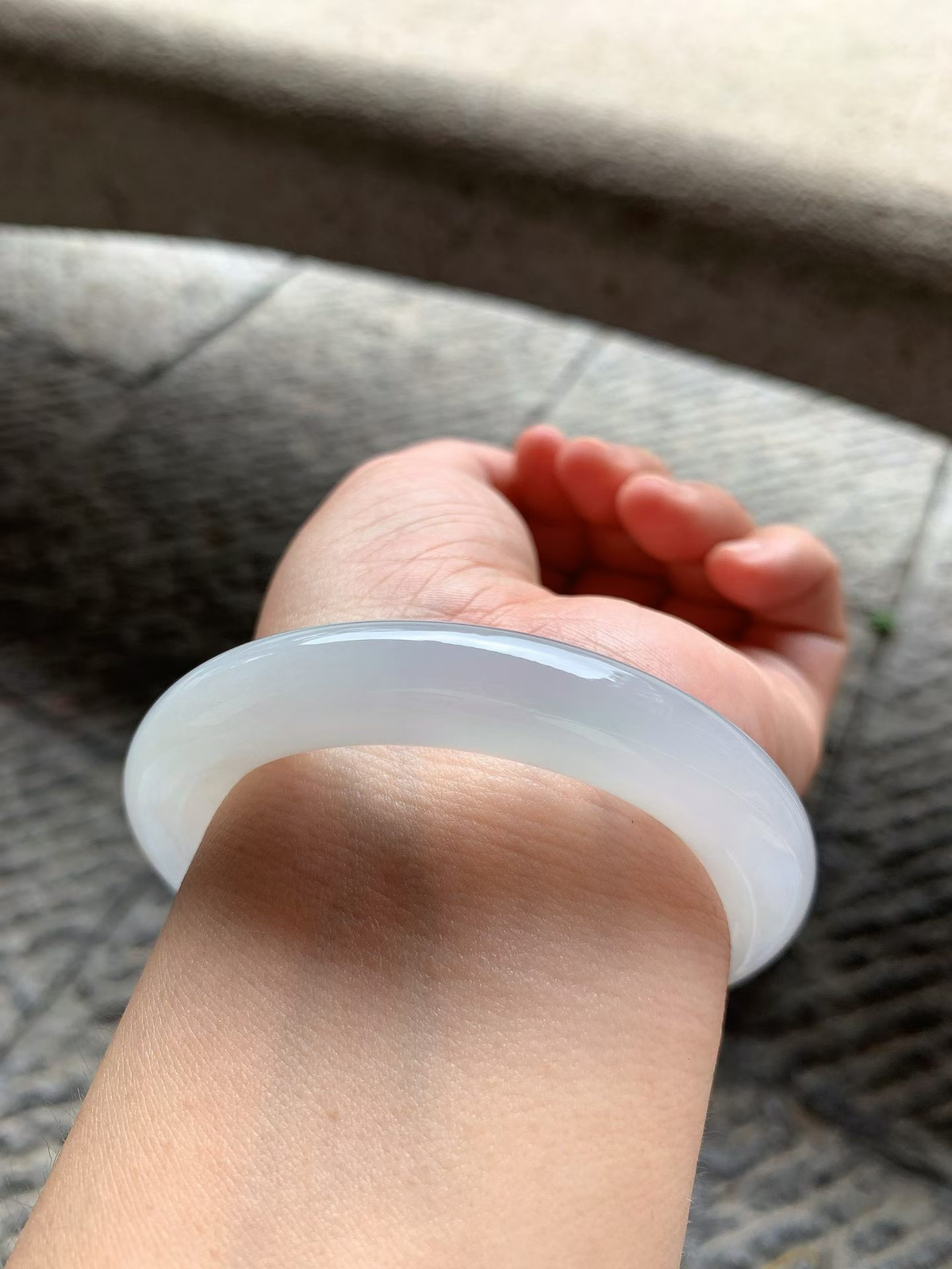 飘绿丝圆条手镯尺寸54.5*11*11.5 老种肉细，版型圆润厚实，冰莹透亮水足，满满的胶感，飘丝丝绿花，灵气清新！