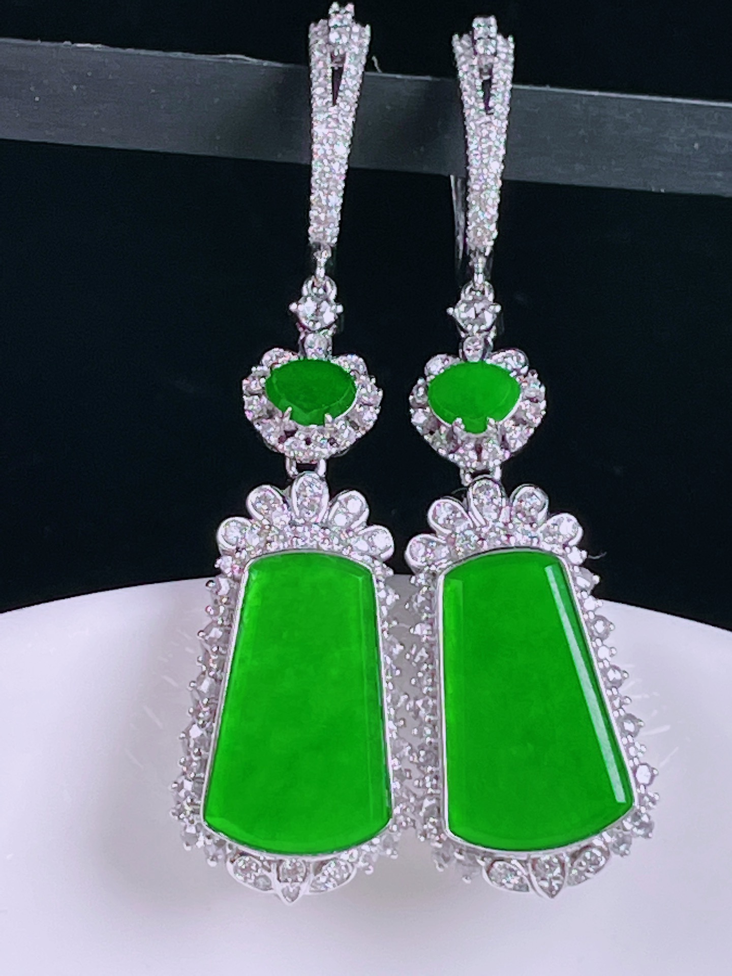 ️辣绿耳坠，老种起光，细底通透，尺寸：46.5/12.6/7.2mm0419