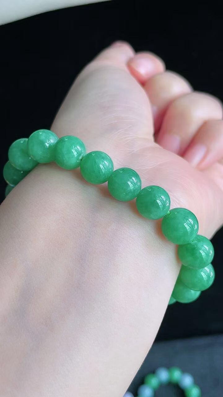 【翡翠名称】老坑种冰满绿圆珠手串
【翡翠尺寸】珠子平均8.6mm/颗
【翡翠描述】宝贝种老水足，玉质细腻，色泽靓丽，性价比高，佩戴效果好！
【其它赠送】权威证书/精美挂绳盒子/支持全国复检