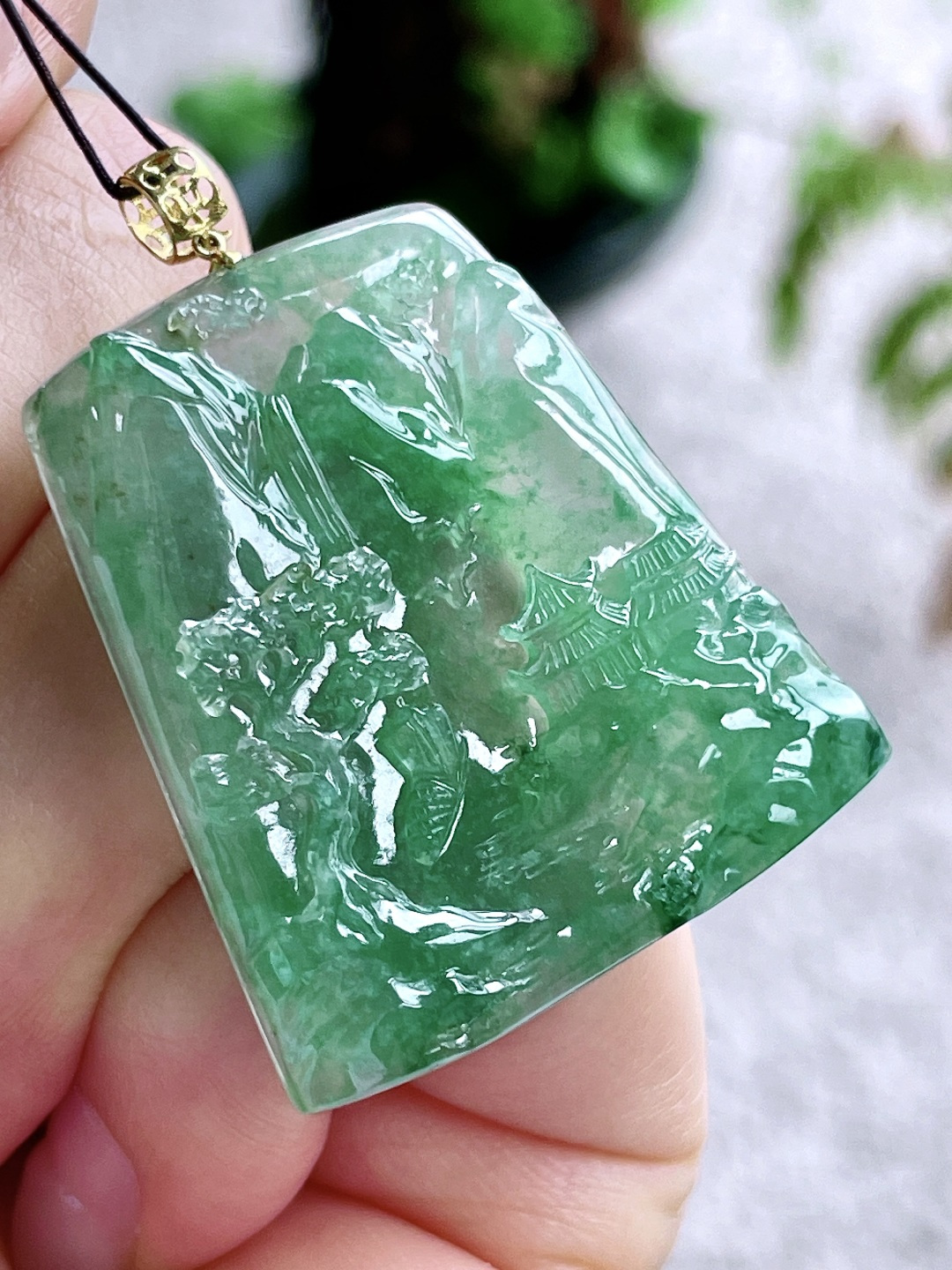 【镶嵌】冰晴绿山水牌吊坠  【说明】缅甸 18k金镶嵌 无裂 性比高  【整体】42.2  【裸石】35.6-32.4-5.7  【重量】13.7克