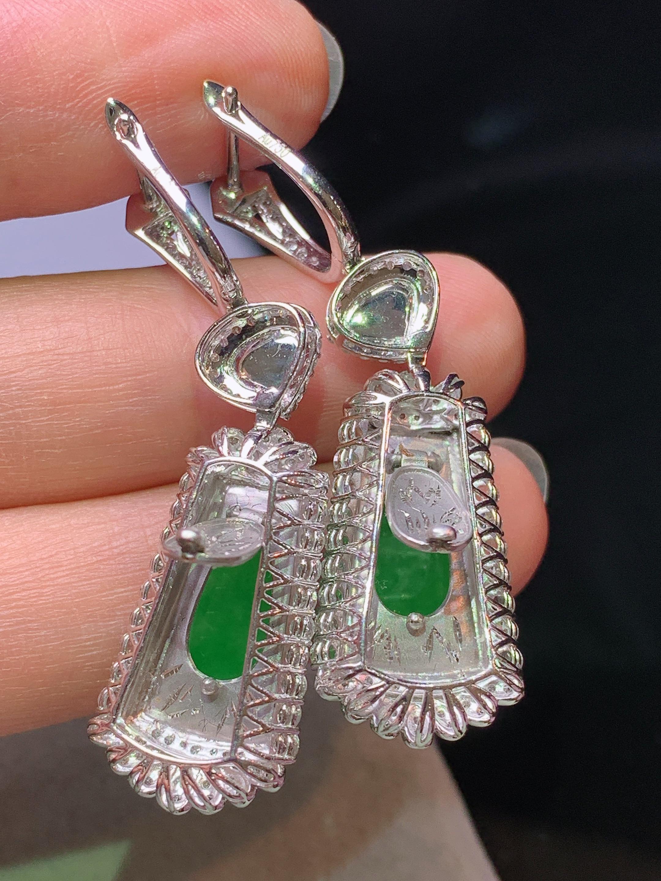 18k金钻镶嵌阳绿无事牌耳坠 玉质细腻 色泽艳丽清新 水润亮眼 整体尺寸43.8*13*8.5h1