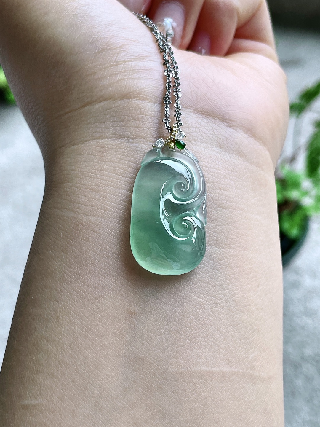 【镶嵌】高冰晴水如意吊坠  【说明】缅甸 18k金镶嵌 无裂 性比高  【整体】35.6  【裸石