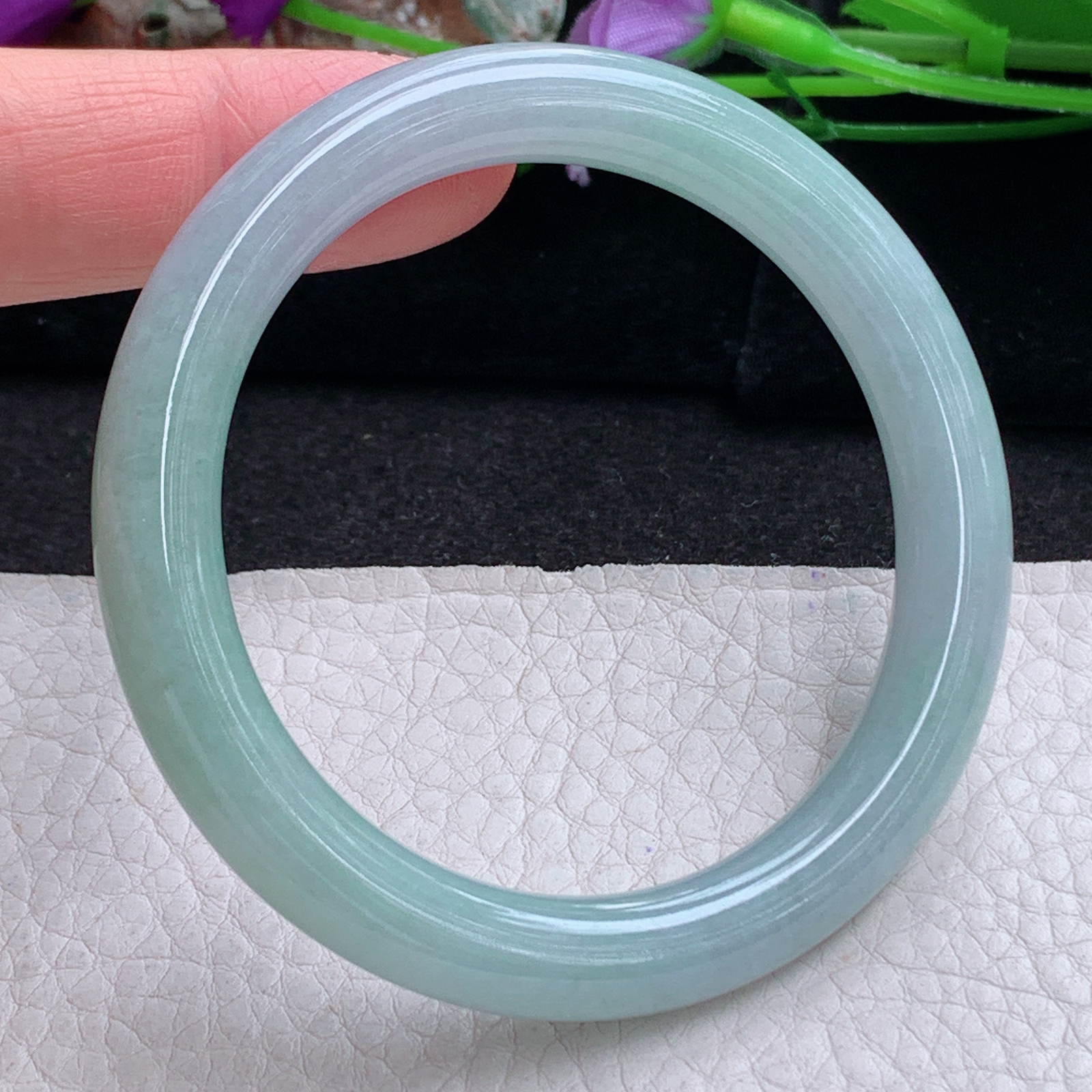 n小圈口53*8.3美人镯 天然缅甸翡翠a货手镯淡绿圆条正圈叮当镯