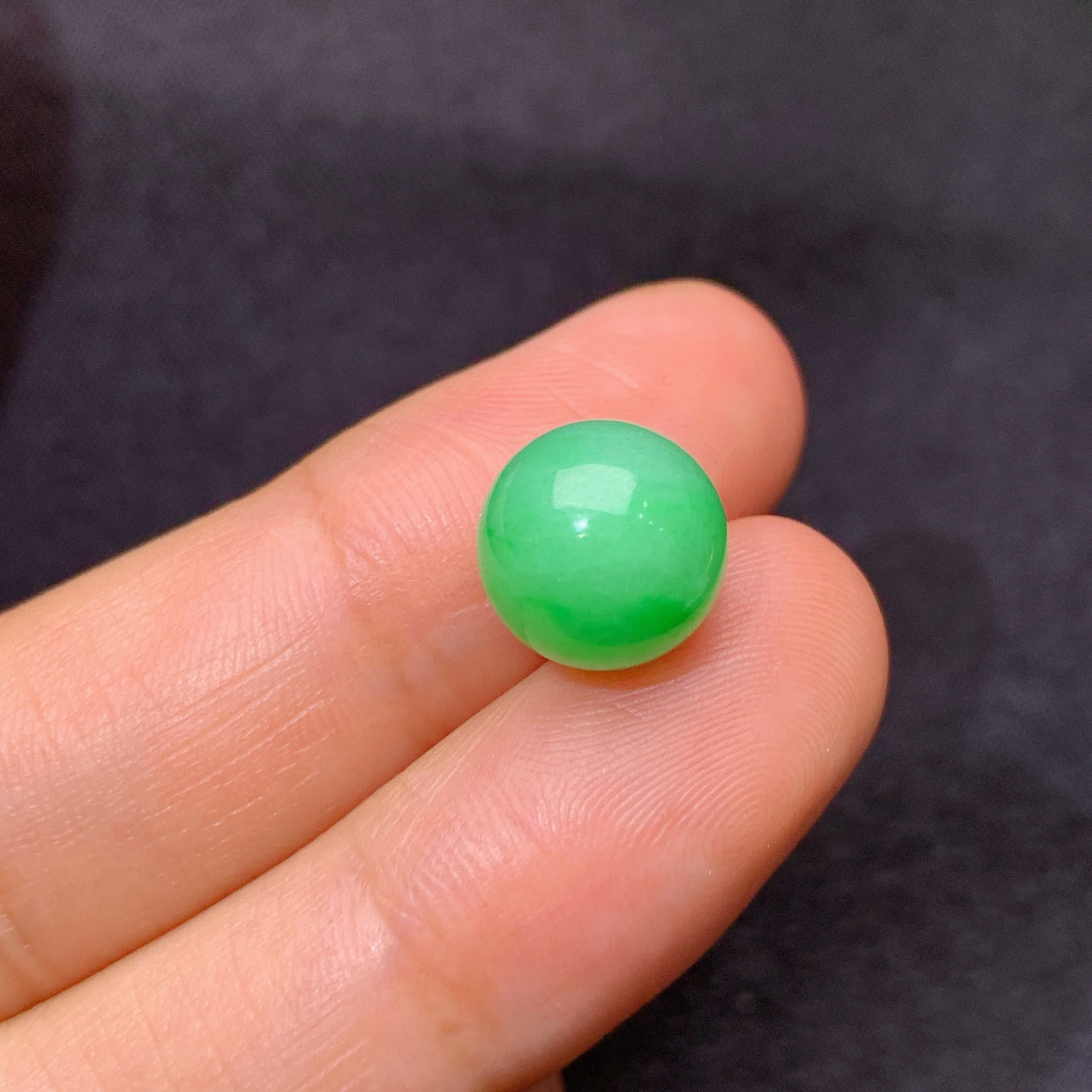 飘绿圆珠，镶嵌佳品，冰润色阳，玉质细腻，种水足，Hl 尺寸9.7