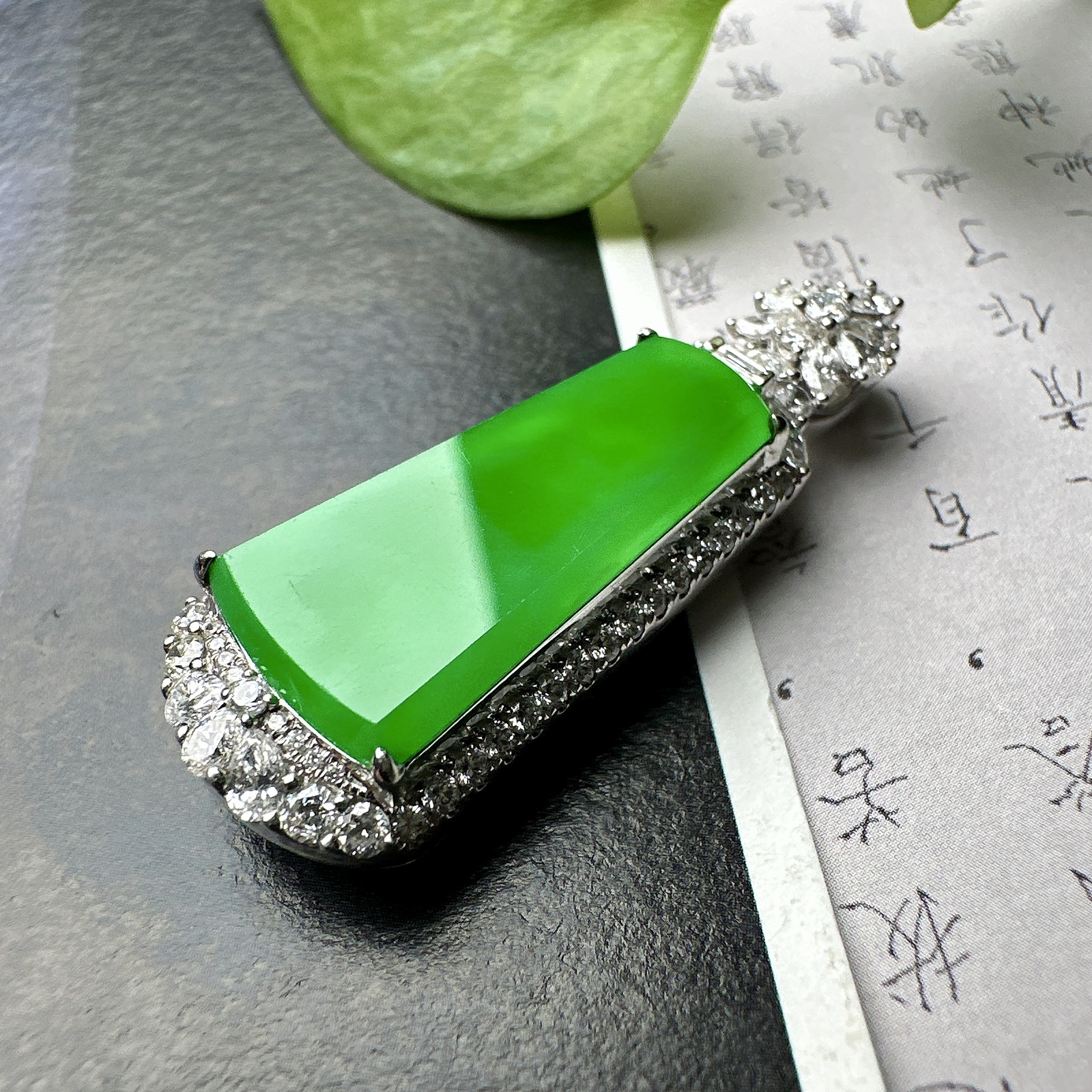 【冰种满绿无事牌】种水上乘，通透闪亮，晶莹剔透。收藏品质，18K金钻镶嵌，裸石尺寸22*11.6*2.6毫米。