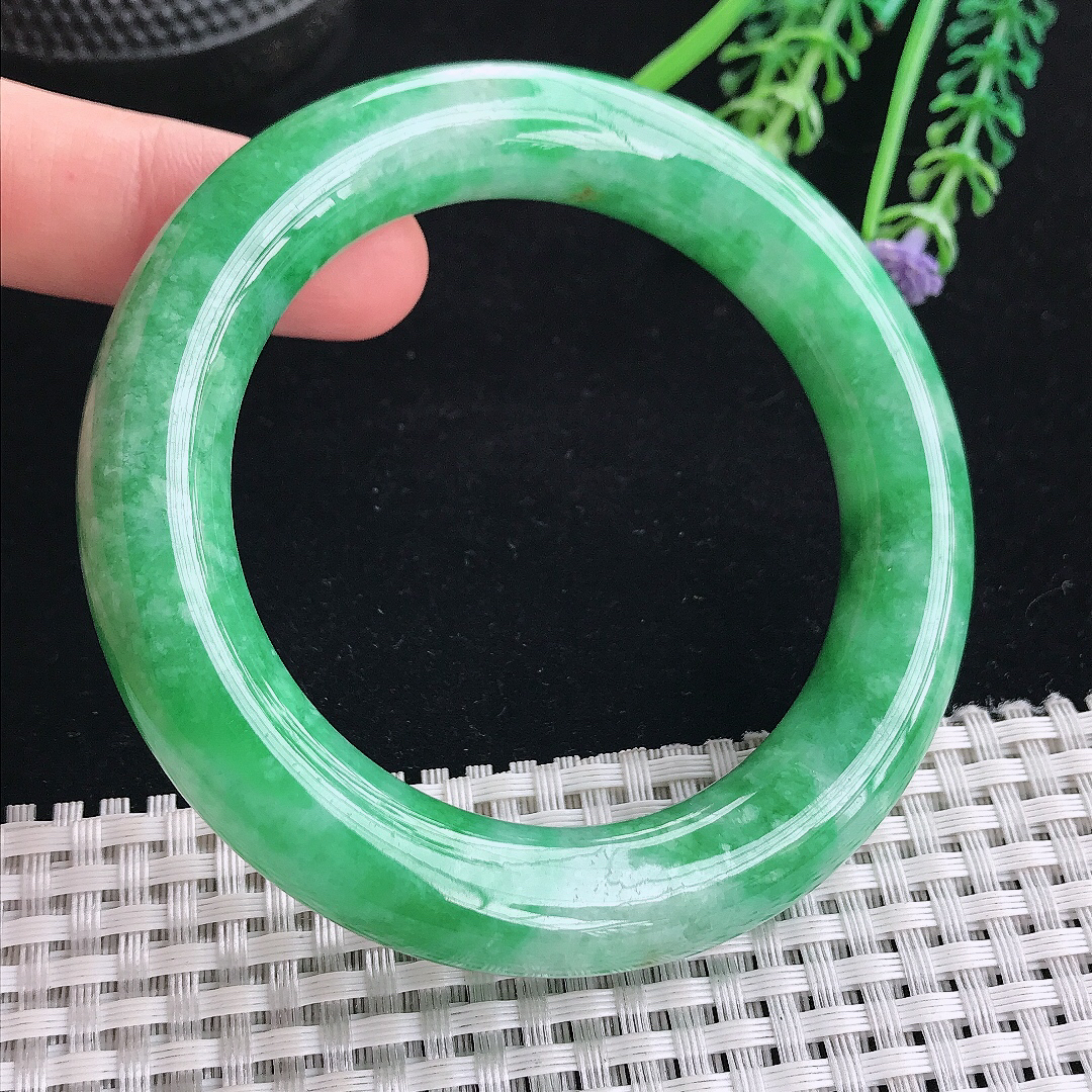 实拍A货翡翠56/12.4/12.1老坑精美温润辣绿满绿圆条手镯翡翠玉镯平安镯