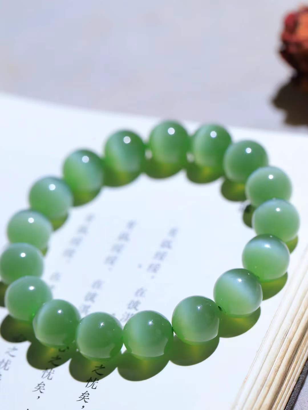 （猫眼手串）

收藏级臻品和田玉碧玉猫眼圆珠手串 质地温润灵动 猫眼儿般的光中，有波光潋滟，也有梦