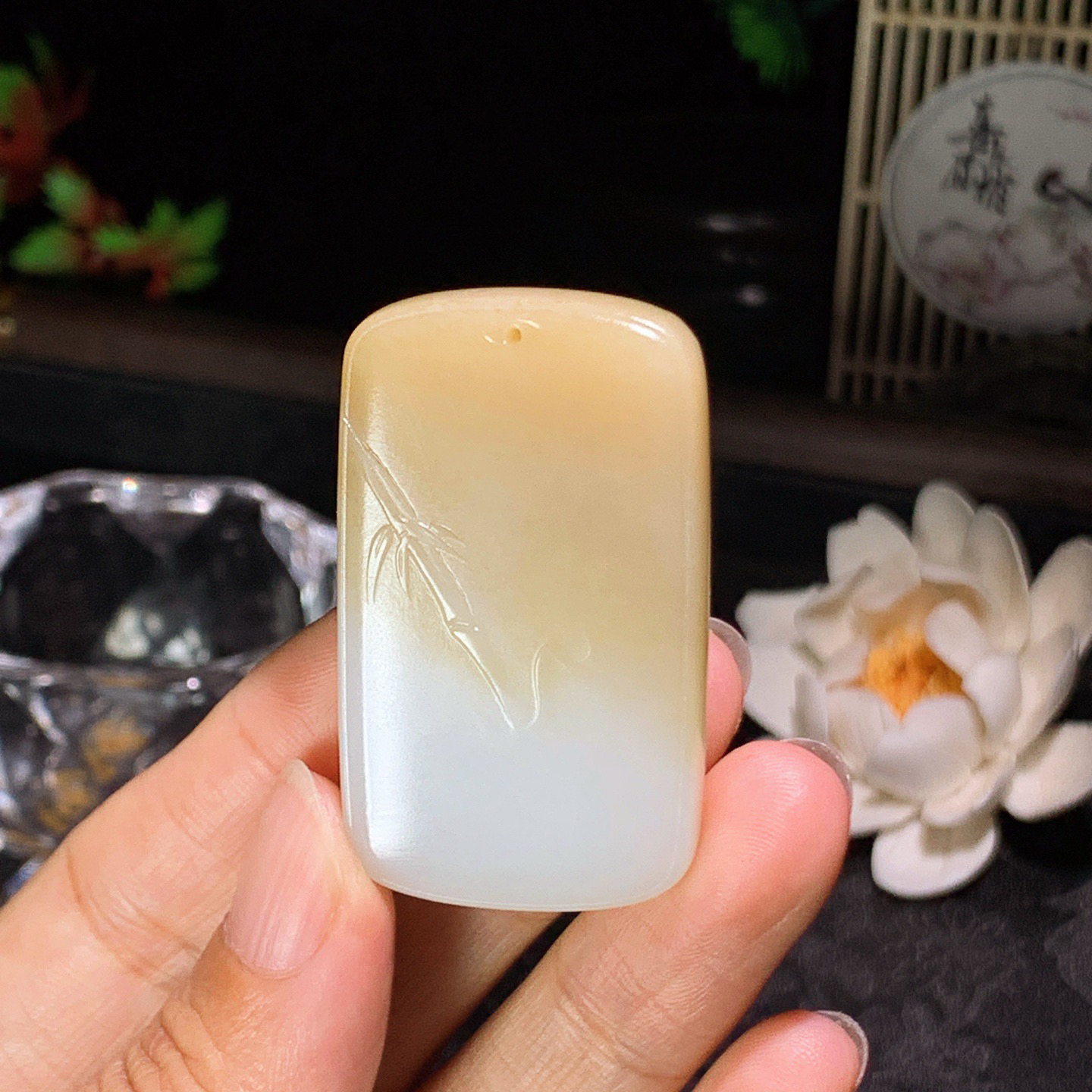 新疆和田玉且末糖平安无事牌挂件 尺寸46/27/9重32克！玉质细腻油润 底色纯净 脂粉好，品质好。lt260420