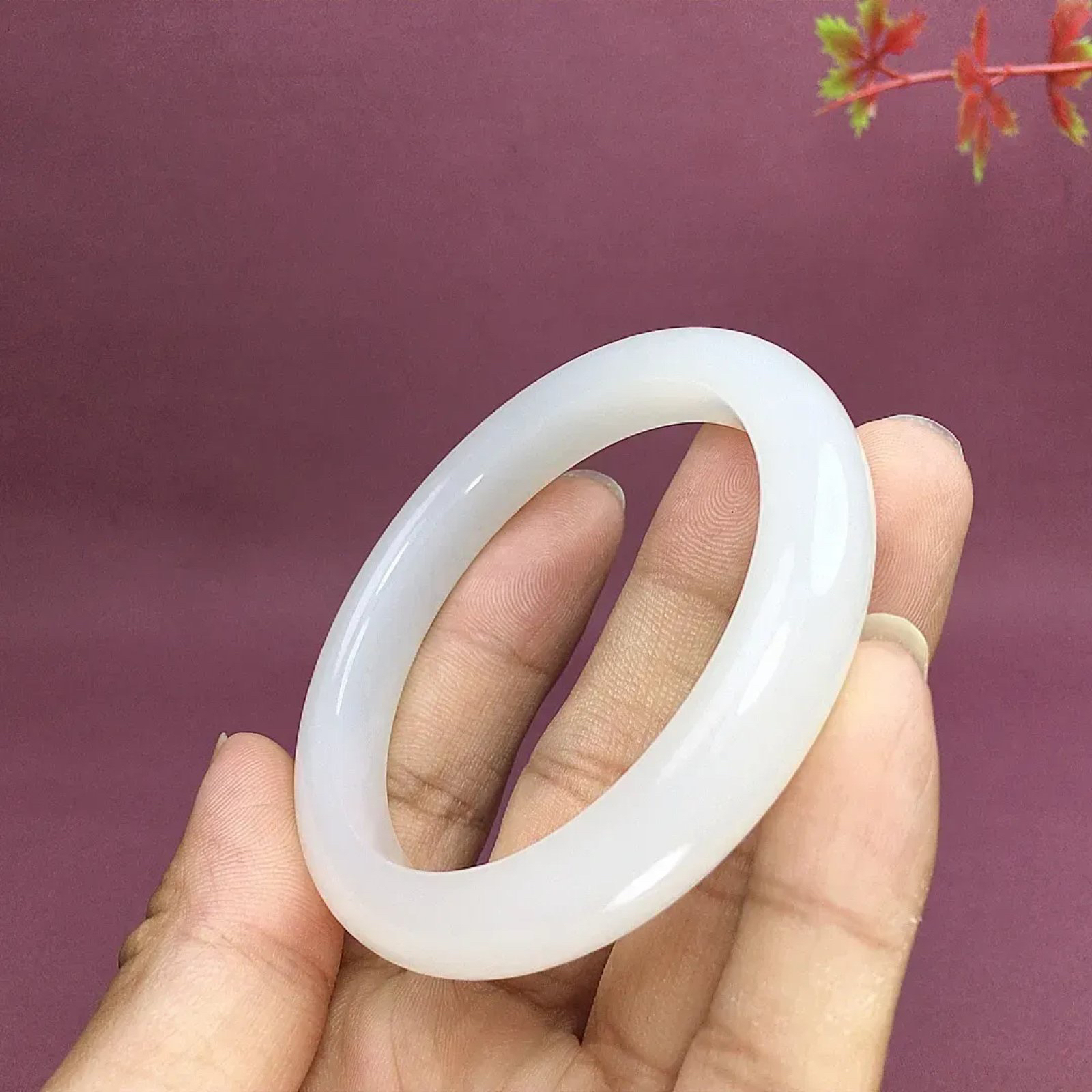 冰白色，59.6圈口和田玉羊脂白玉手镯，高货，玉质特细腻油润，白度一级，高脂粉，高品质，萦绕腕间时，古韵不失时尚，素雅不失品味细腻光滑的触感，使人沉醉，气质高雅