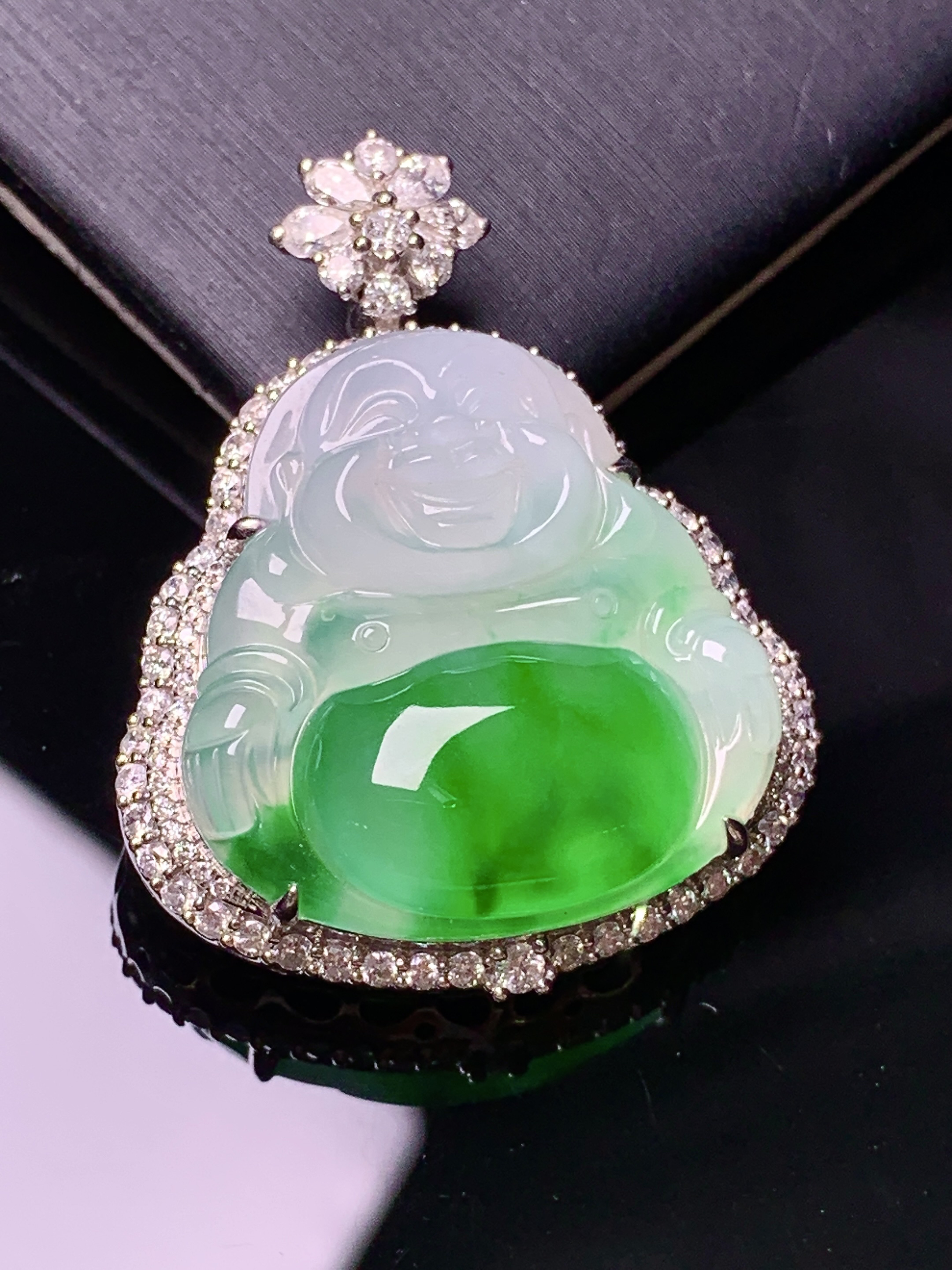 18k金钻镶嵌飘绿佛公吊坠 玉质细腻 色泽艳丽清新 水润亮眼 整体尺寸35*27.5*10.5z1