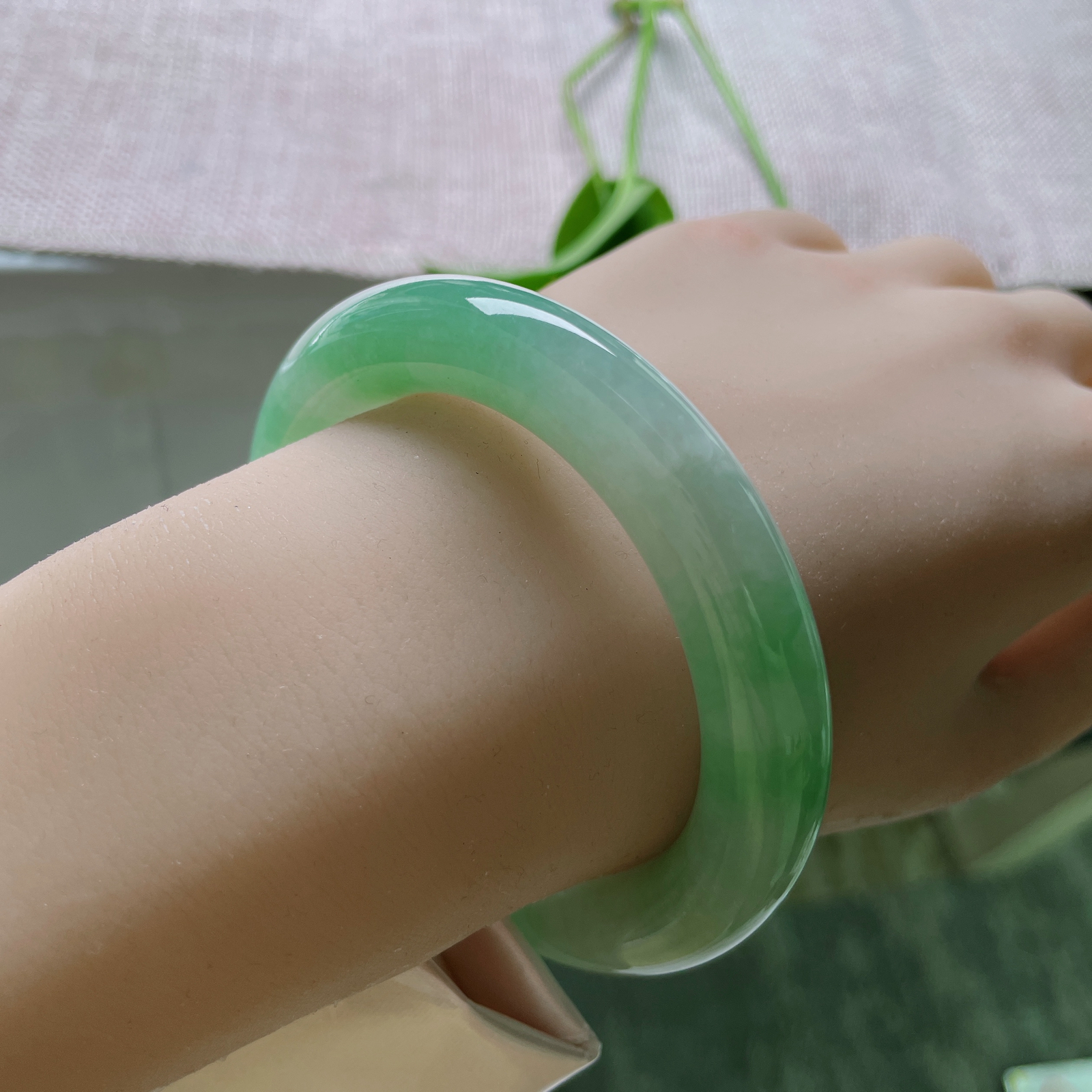 54.8/10.8，绿底圆条，珠圆玉润，柔亮，闲静时如娇花照水，行动处似弱柳扶风。ss49431a..