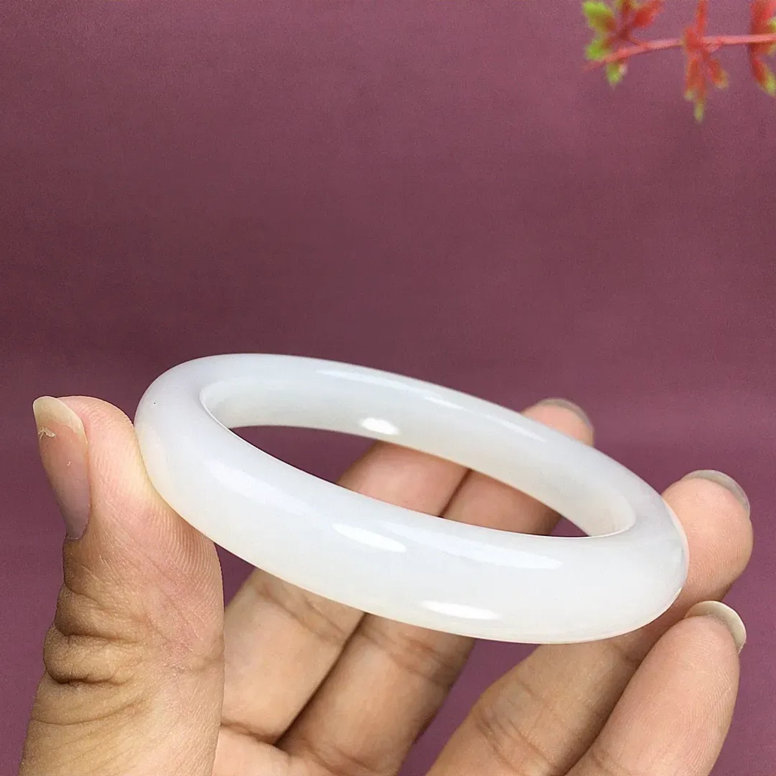 冰白色，59.6圈口和田玉羊脂白玉手镯，高货，玉质特细腻油润，白度一级，高脂粉，高品质，萦绕腕间时，