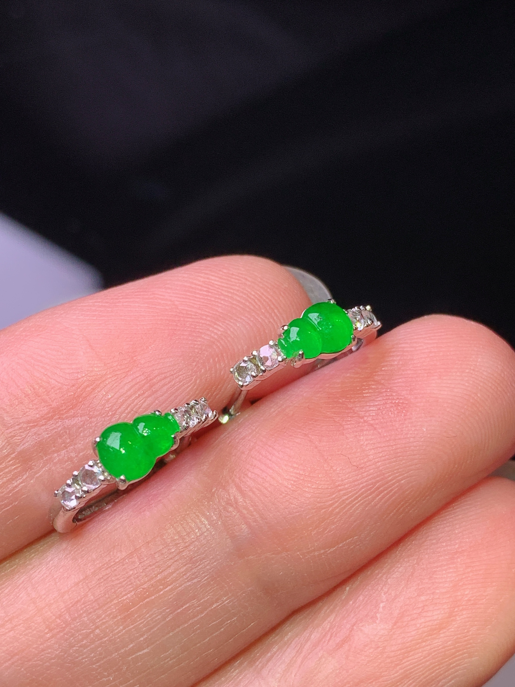 18k金钻镶嵌满绿葫芦耳钉 玉质细腻 色泽艳丽清新 水润亮眼 裸石尺寸5.3*3.8*2z1