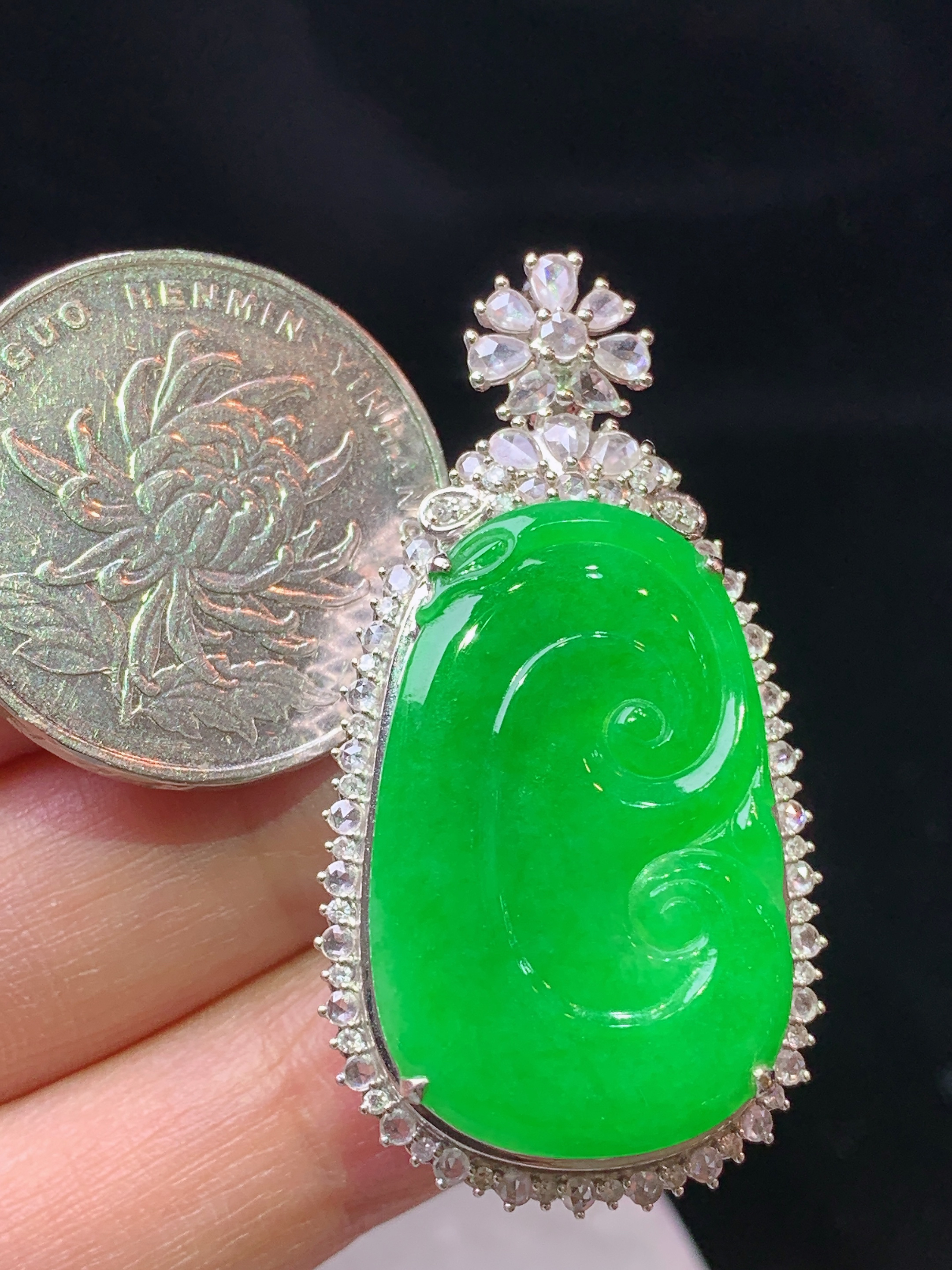 18k金钻镶嵌阳绿如意吊坠 玉质细腻 色泽艳丽清新 水润亮眼 整体尺寸42*22.3*10.5x9