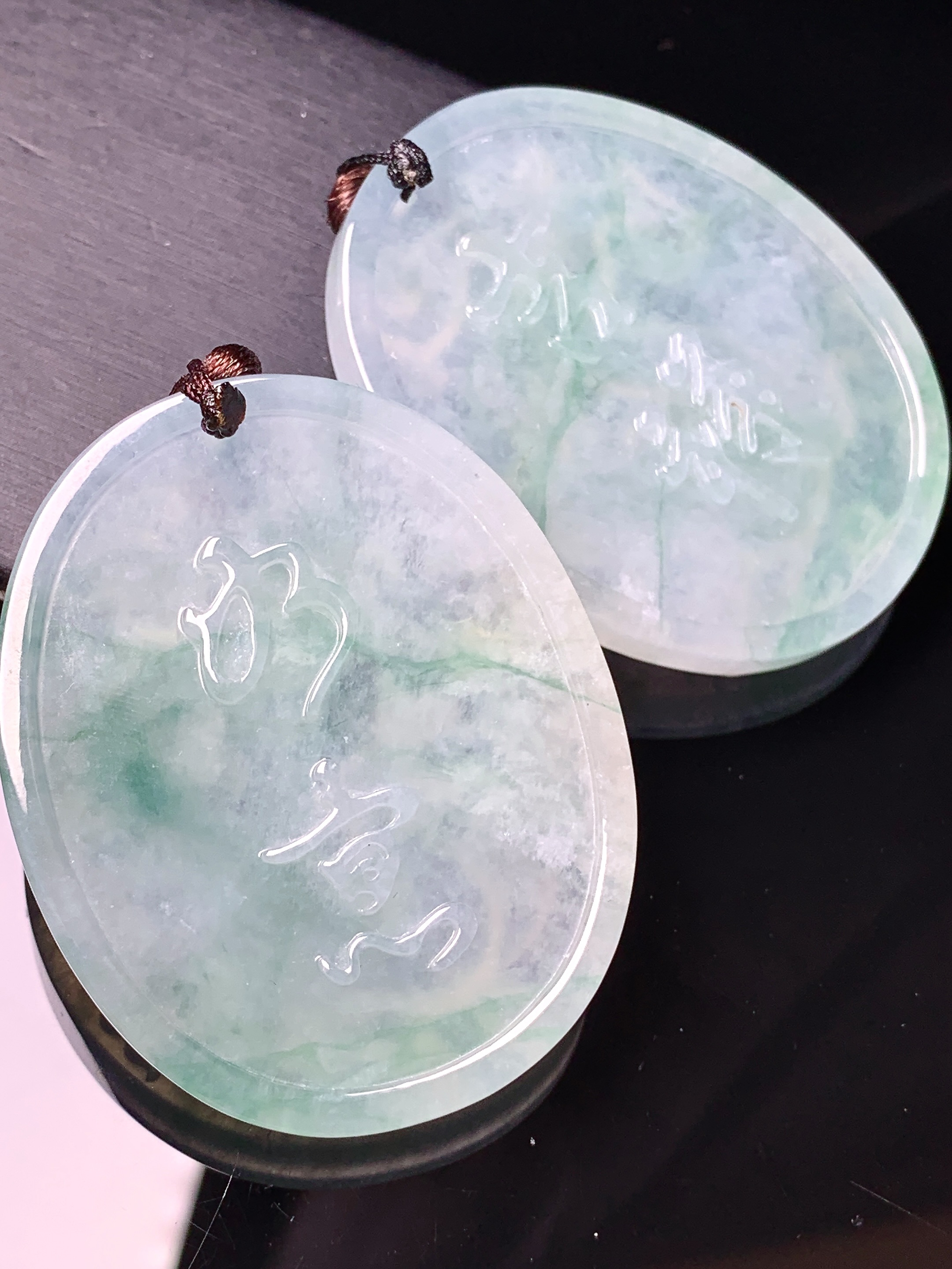 飘绿龙凤呈祥牌一对吊坠 玉质细腻 色泽艳丽清新 水润亮眼 整体尺寸50*39.8*8b2