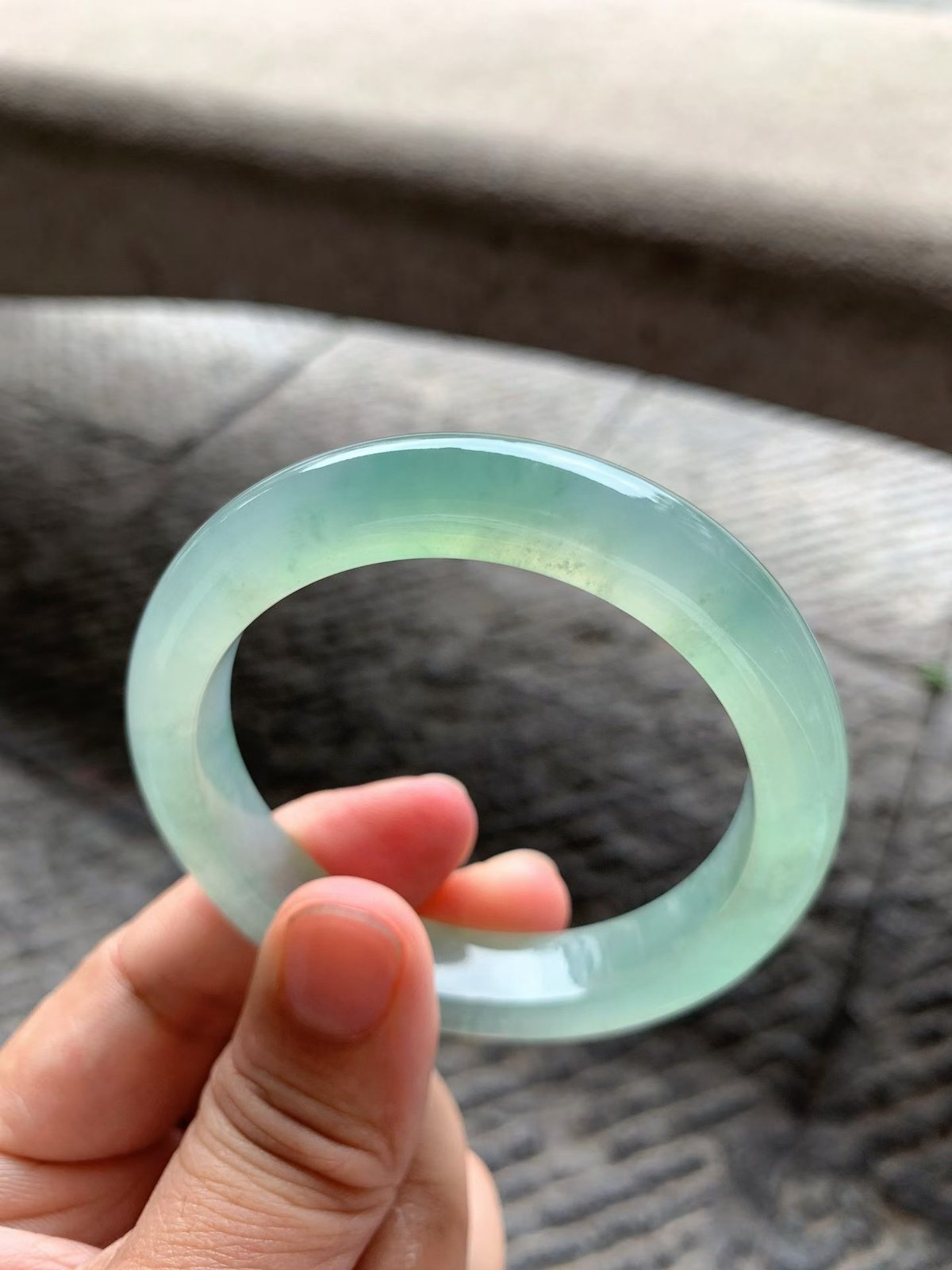 老坑种晴水绿正圈手镯尺寸52.5*11.5*9 老坑种水，通透冰凝，水头十足，如同雨后初晴的湖水，