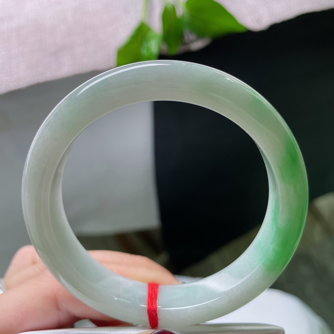 56.2/12.3/8.5飘绿正圈，水润，细腻，阳似春水初生，婉间风华，有棉线、有纹，ss51416a