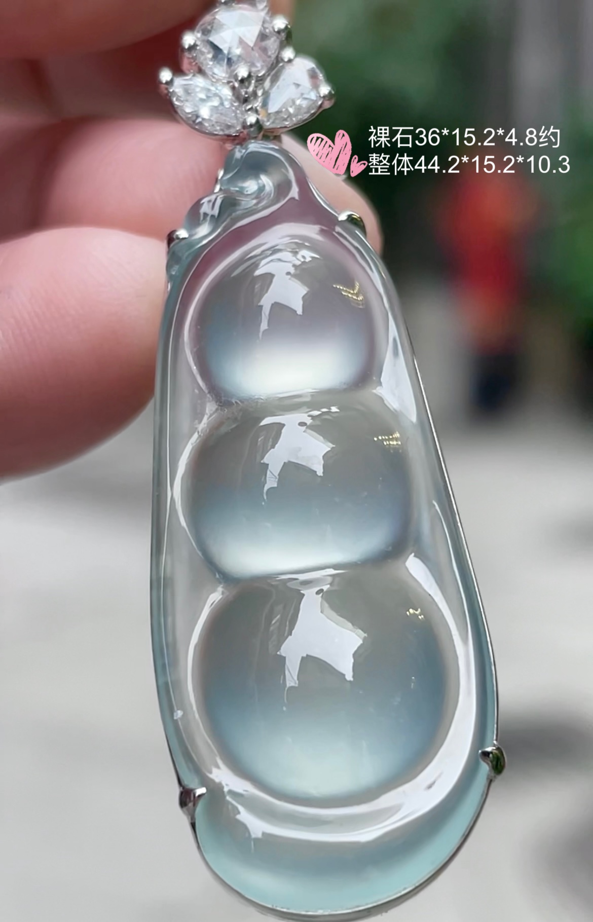【玻璃种，大福豆】大件饱满，通透水润，玉质细腻，翠色鲜艳，18k金奢华钻石镶嵌️，44.2-15.