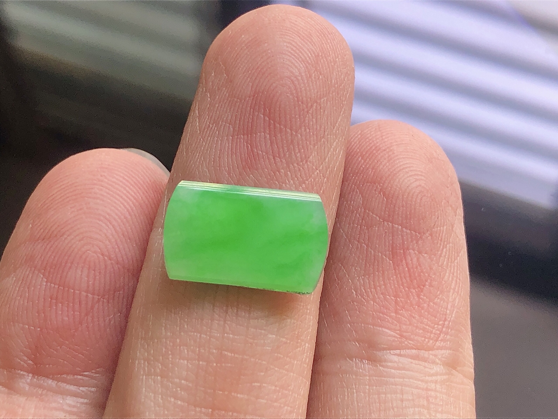 ️ 冰种阳绿马鞍， 色泽艳阳，通透水润，玉质细腻，夺目迷人，镶嵌效果，品相，无裂，尺寸14.3*8