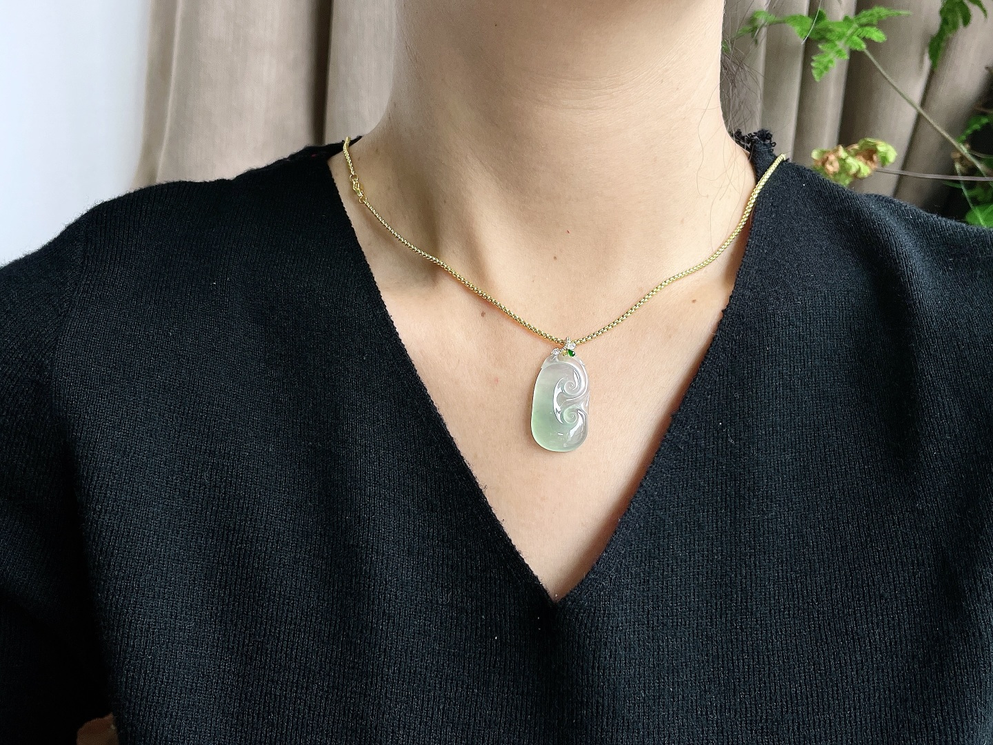 【镶嵌】高冰晴水如意吊坠  【说明】缅甸 18k金镶嵌 无裂 性比高  【整体】35.6  【裸石】31-17.2-5  【重量】5.4克