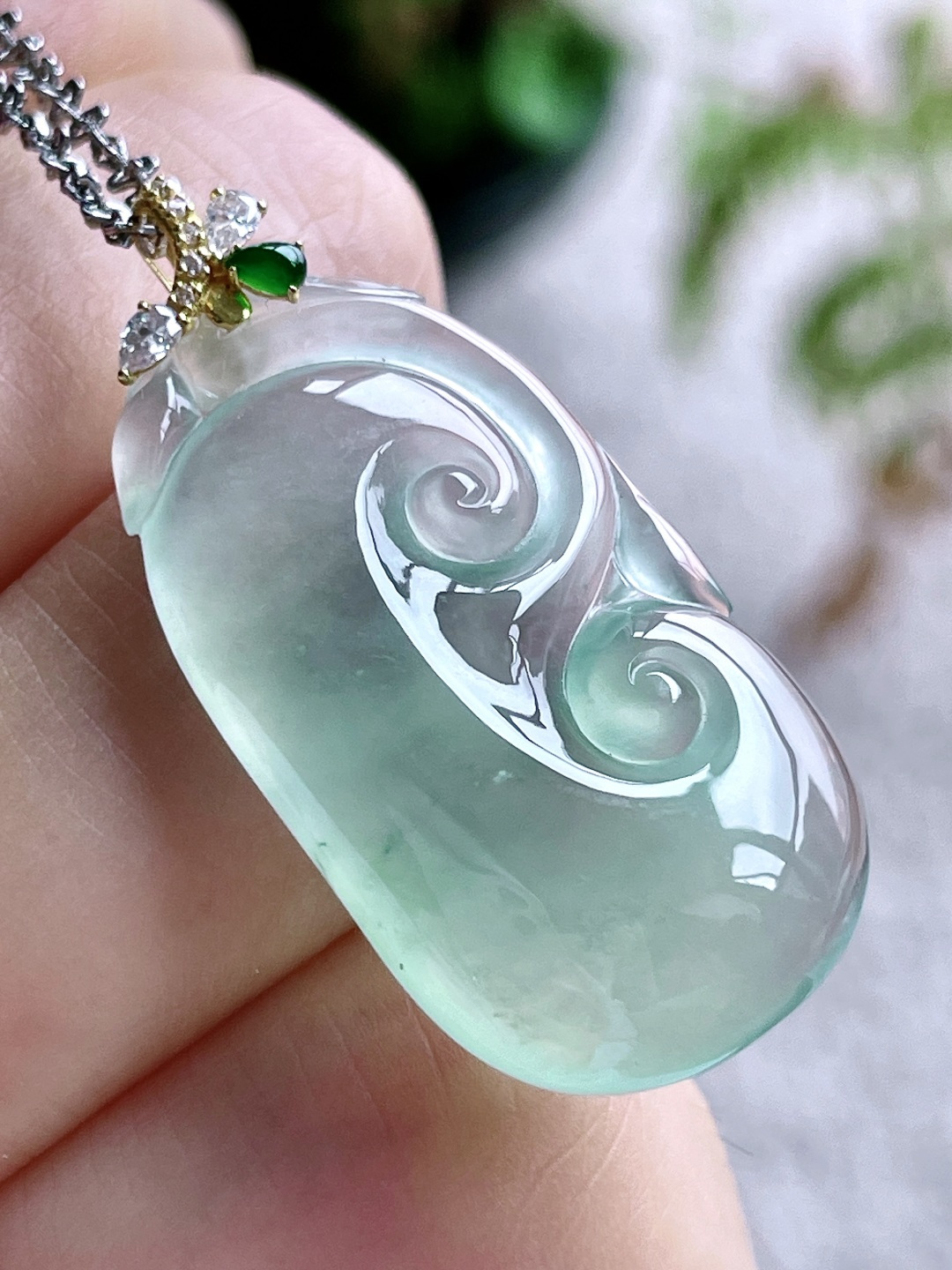 【镶嵌】高冰晴水如意吊坠  【说明】缅甸 18k金镶嵌 无裂 性比高  【整体】35.6  【裸石】31-17.2-5  【重量】5.4克