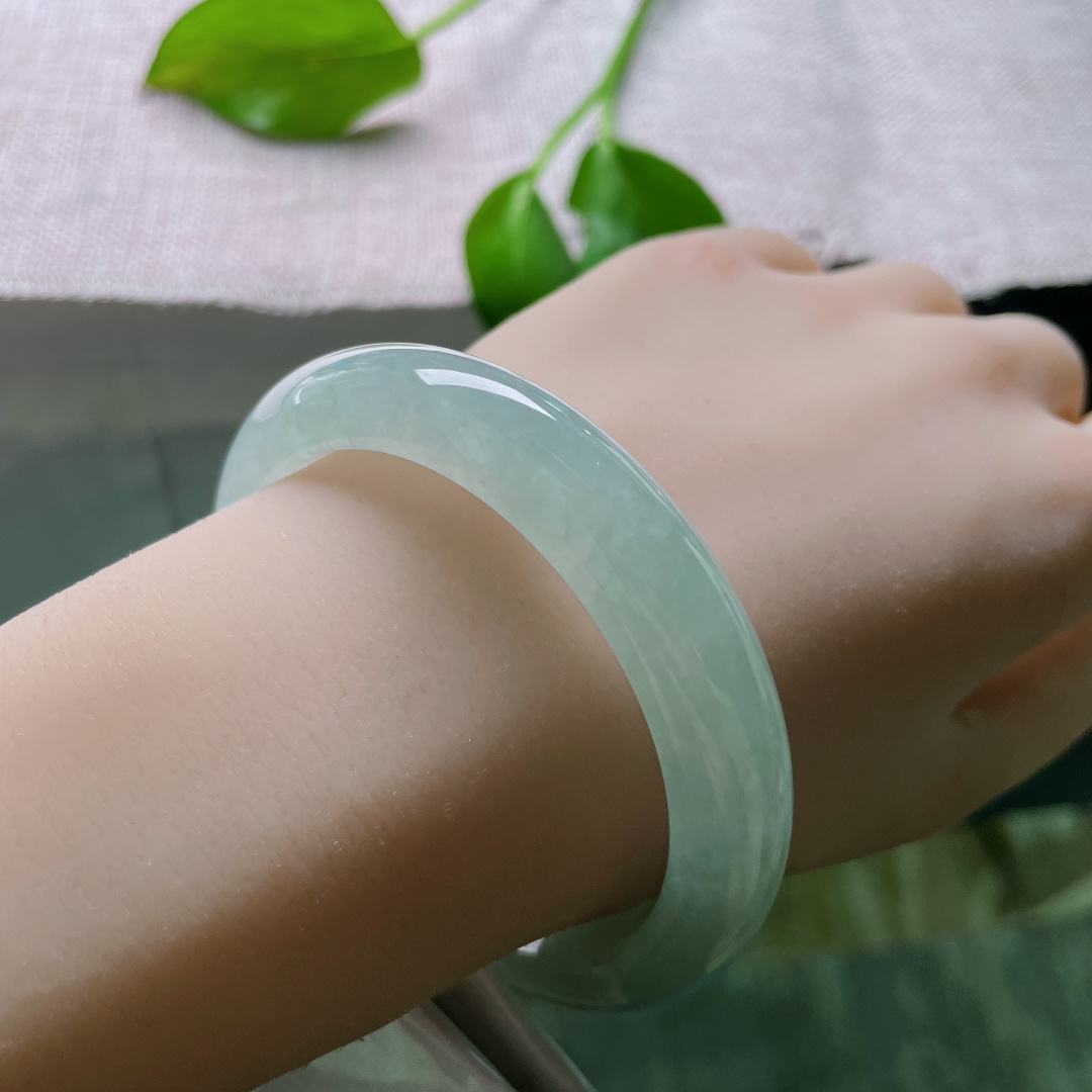 56.3/11.4/8.5，冰晴底正圈，似晴空万里，如湖水澄澈，种老，干净，无裂，ss48670a