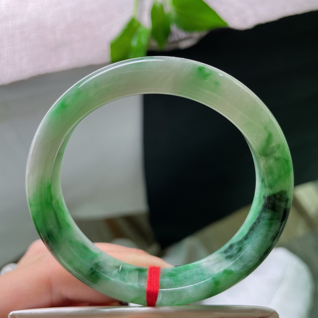 56.3/11.8/8.3飘绿正圈，水润，翠色伊人，沉稳贵气，皮纹，无裂，ss51399a