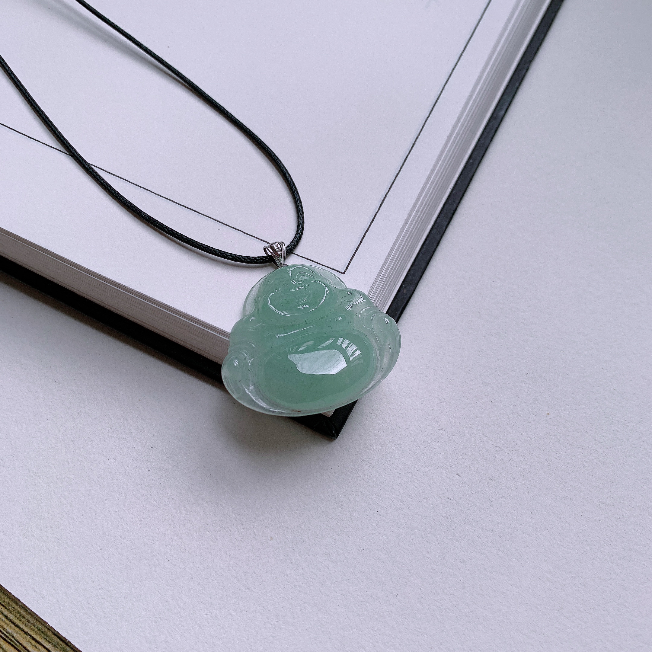 天然A货翡翠18K金镶嵌浅绿大肚佛公吊坠 
尺寸35-32-6mm 重量9.35克