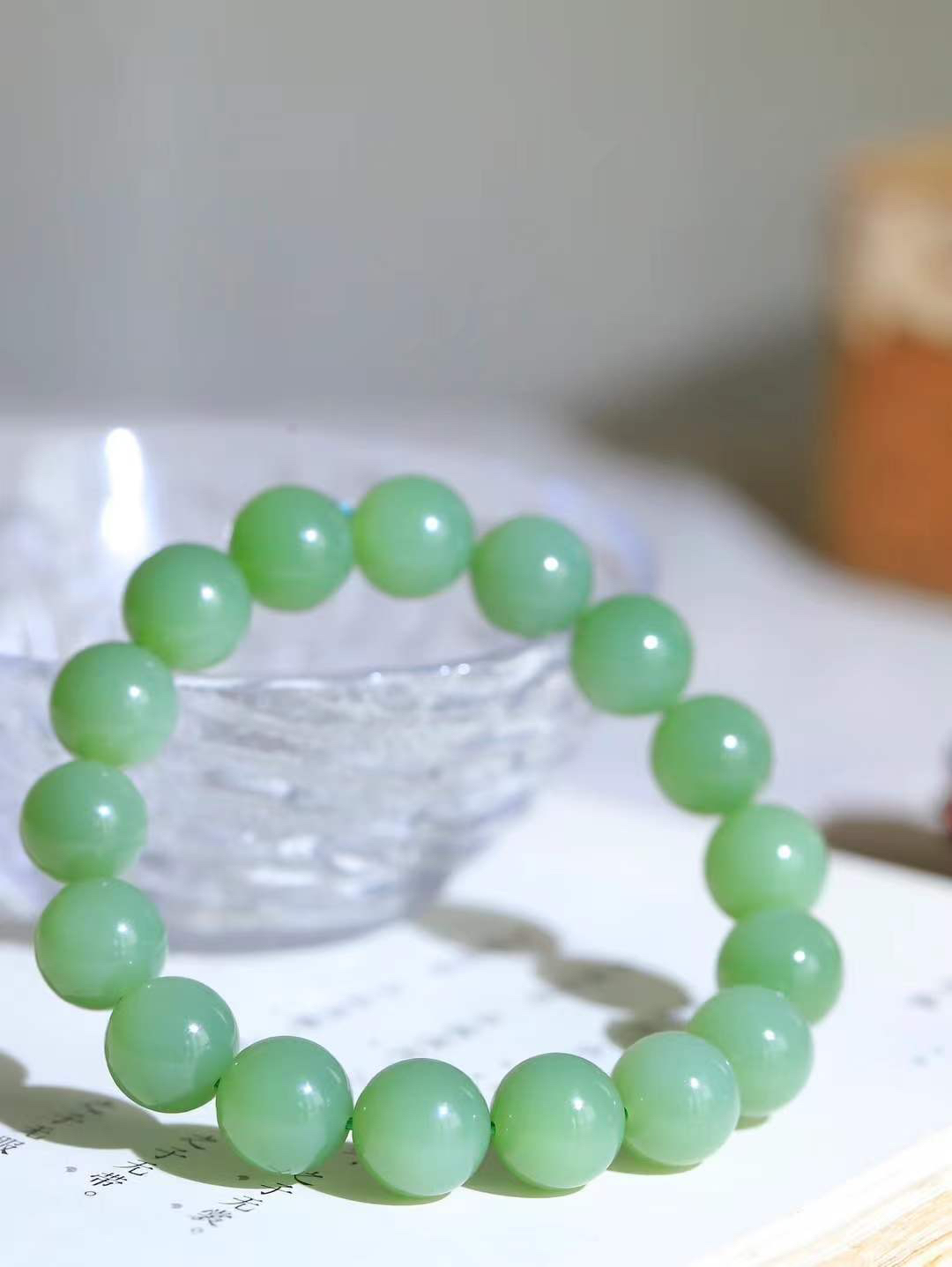 【珠圆玉润.手串】

精品和田玉碧玉珠圆玉润手串 玉质温润细腻  整串打磨圆润，佩戴舒适。珠珠落玉盘，间关莺语花底滑，一生美好时光，无论身在何处，都有它相伴相守。事事顺遂，幸福美满，吉祥如意。重45.5克 尺寸取一12mm FDL-16402000