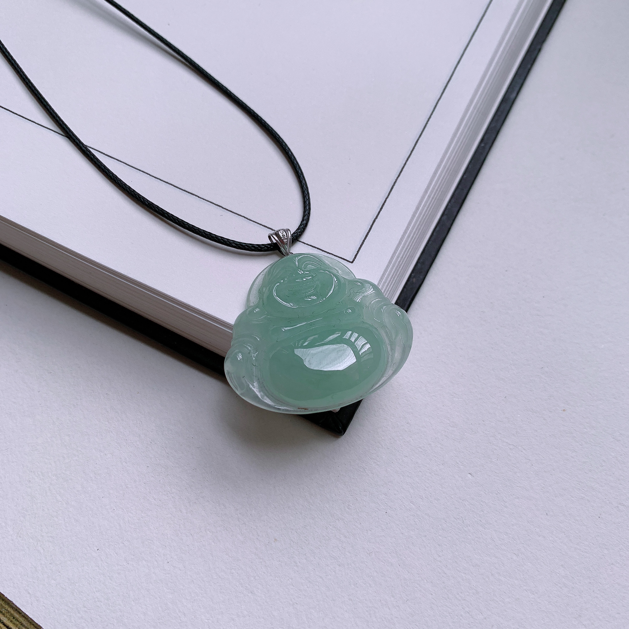 天然A货翡翠18K金镶嵌浅绿大肚佛公吊坠 
尺寸35-32-6mm 重量9.35克