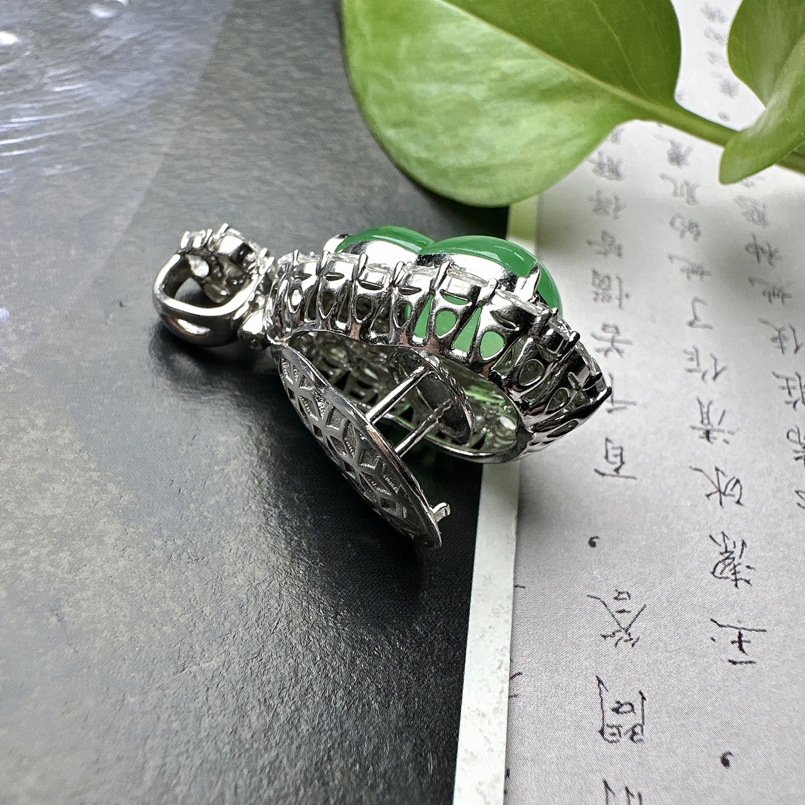 【冰种满绿葫芦吊坠】质地细腻，冰润起光，胶感强烈，冰感明显，18K金钻精美镶嵌，裸石尺寸16.3*11.6*5.5毫米