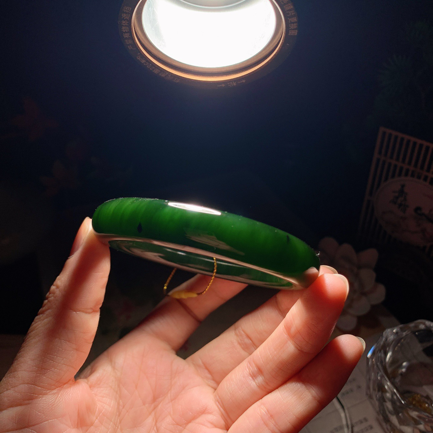 58圈口和田玉菠菜绿俄罗斯碧玉猫眼手镯 58圈口条宽12厚9重56克。玉质细腻油润。手推出油。佩戴高端典雅。lt260418