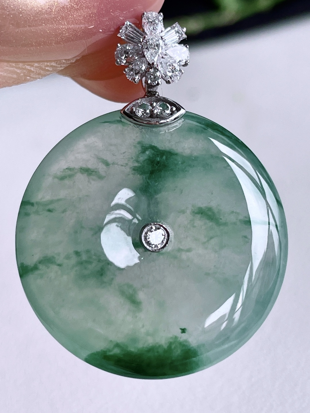 【镶嵌】冰飘花平安扣吊坠  【说明】缅甸 18k金镶嵌 无裂 性比高  【整体】31.4  【裸石】23.4-5.2  【重量】6.4克