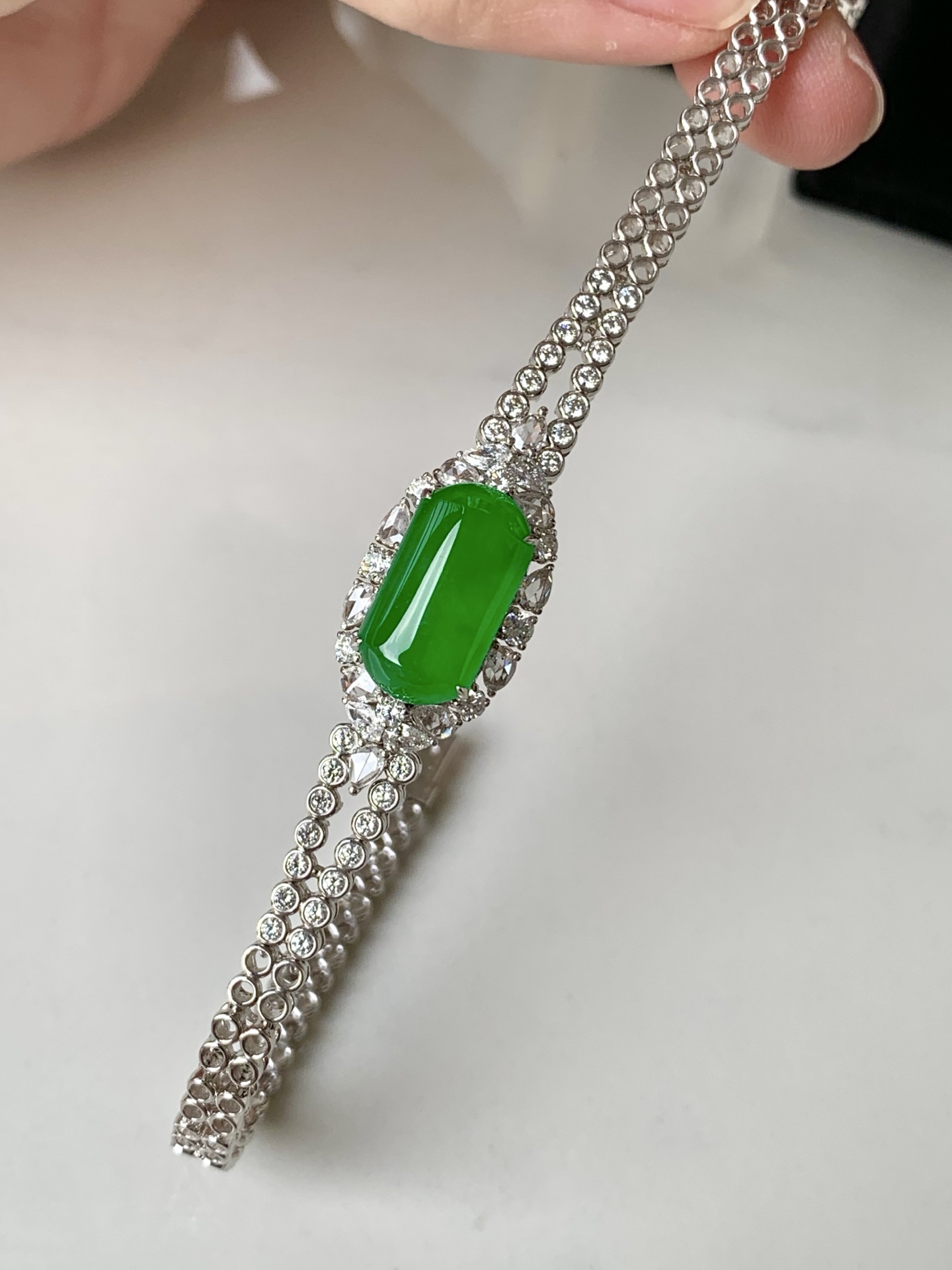 ️【18k金镶嵌马鞍手链】种老细腻，色阳浓郁起胶，尺寸：长度：17.5，成品：21.1*12.1*8.2，裸石：14.8*8,b17419