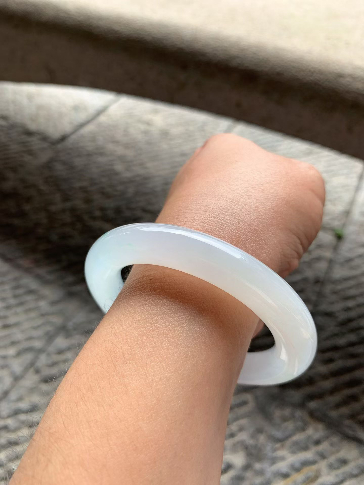 飘绿丝圆条手镯尺寸54.5*11*11.5 老种肉细，版型圆润厚实，冰莹透亮水足，满满的胶感，飘丝丝绿花，灵气清新！